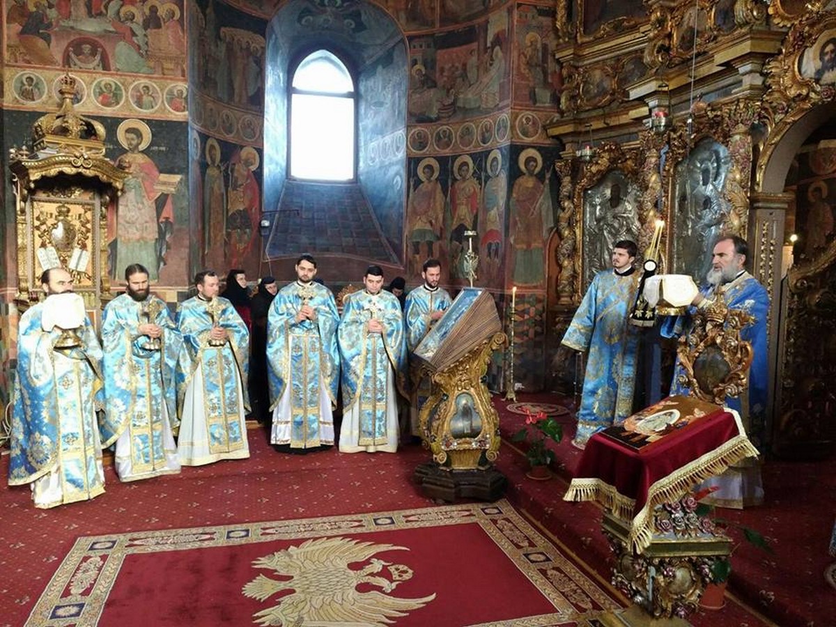 Liturghie arhierească la catedrala din Roman Liturghie arhierească la catedrala din Roman