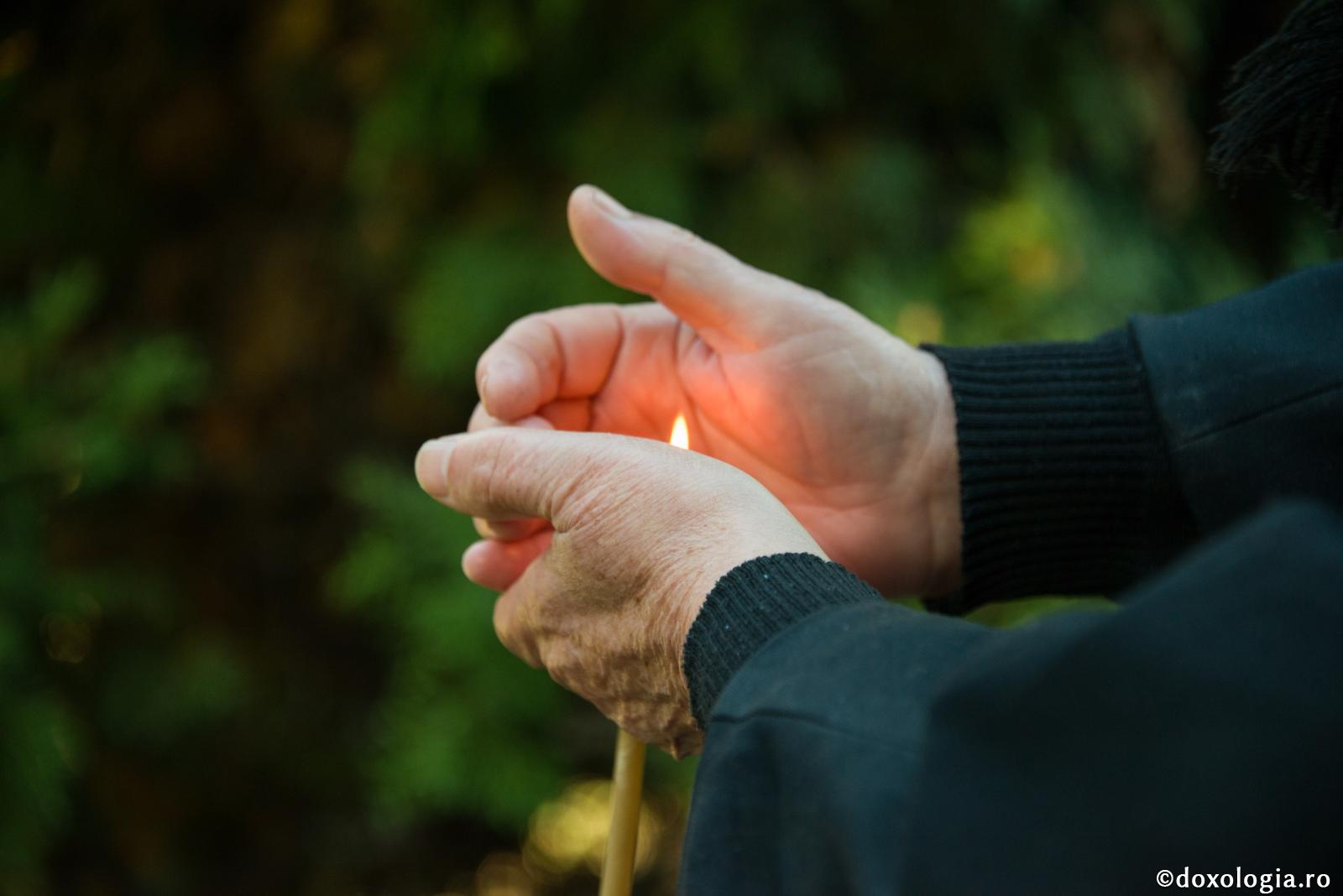 lumânare aprinsă în mână