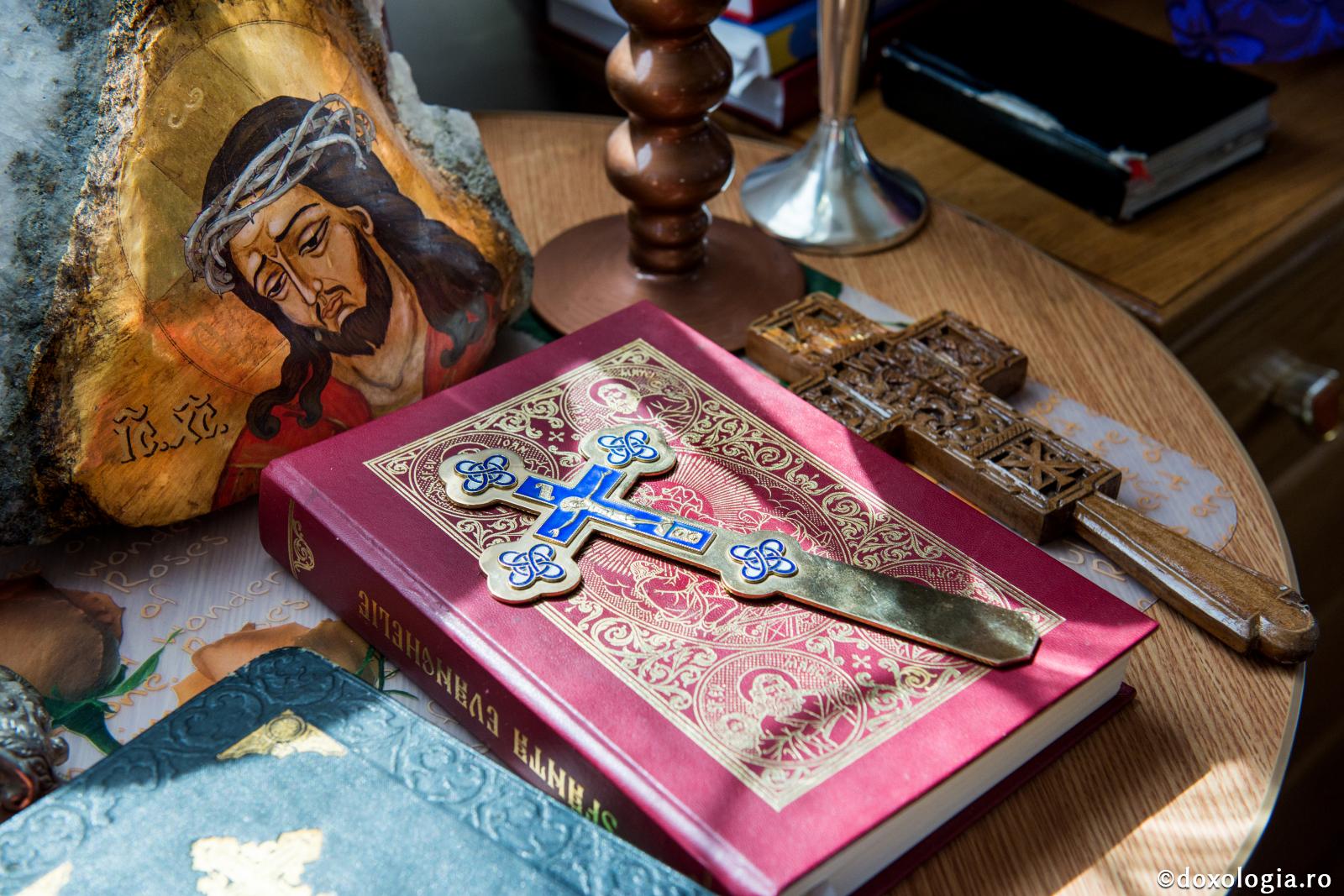 Sfânta Evanghelie și Sfânta Cruce