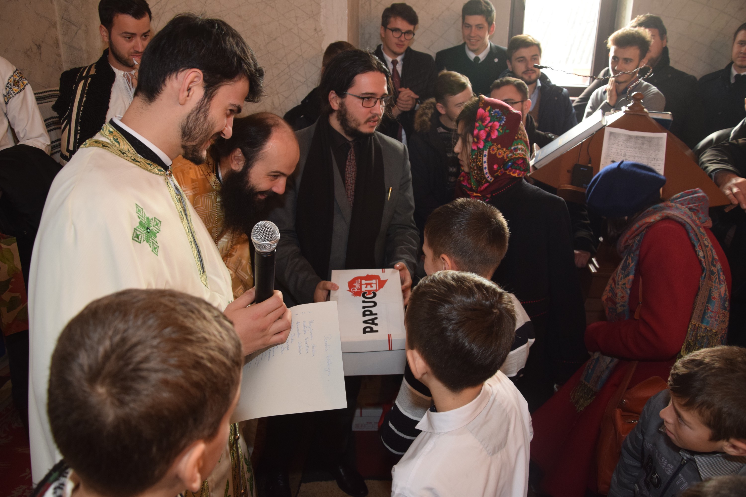 Sfântul Ierarh Nicolae le-a adus daruri copiilor din Parohia Coştiugeni