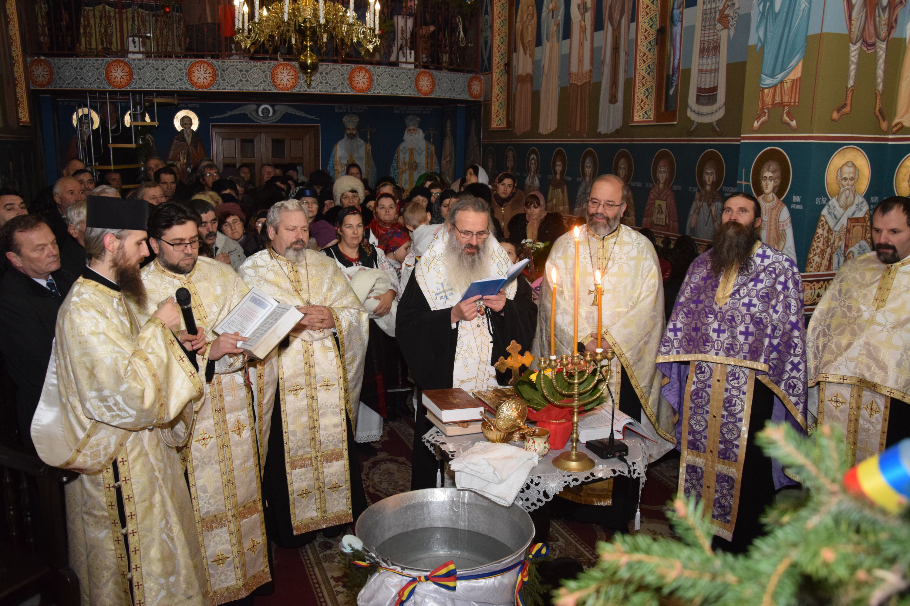 Slujba de încreştinare a pruncei Parascheva-Paisia, oficiată de IPS Părinte Mitropolit Teofan Slujba de încreştinare a pruncei Parascheva-Paisia, oficiată de IPS Părinte Mitropolit Teofan