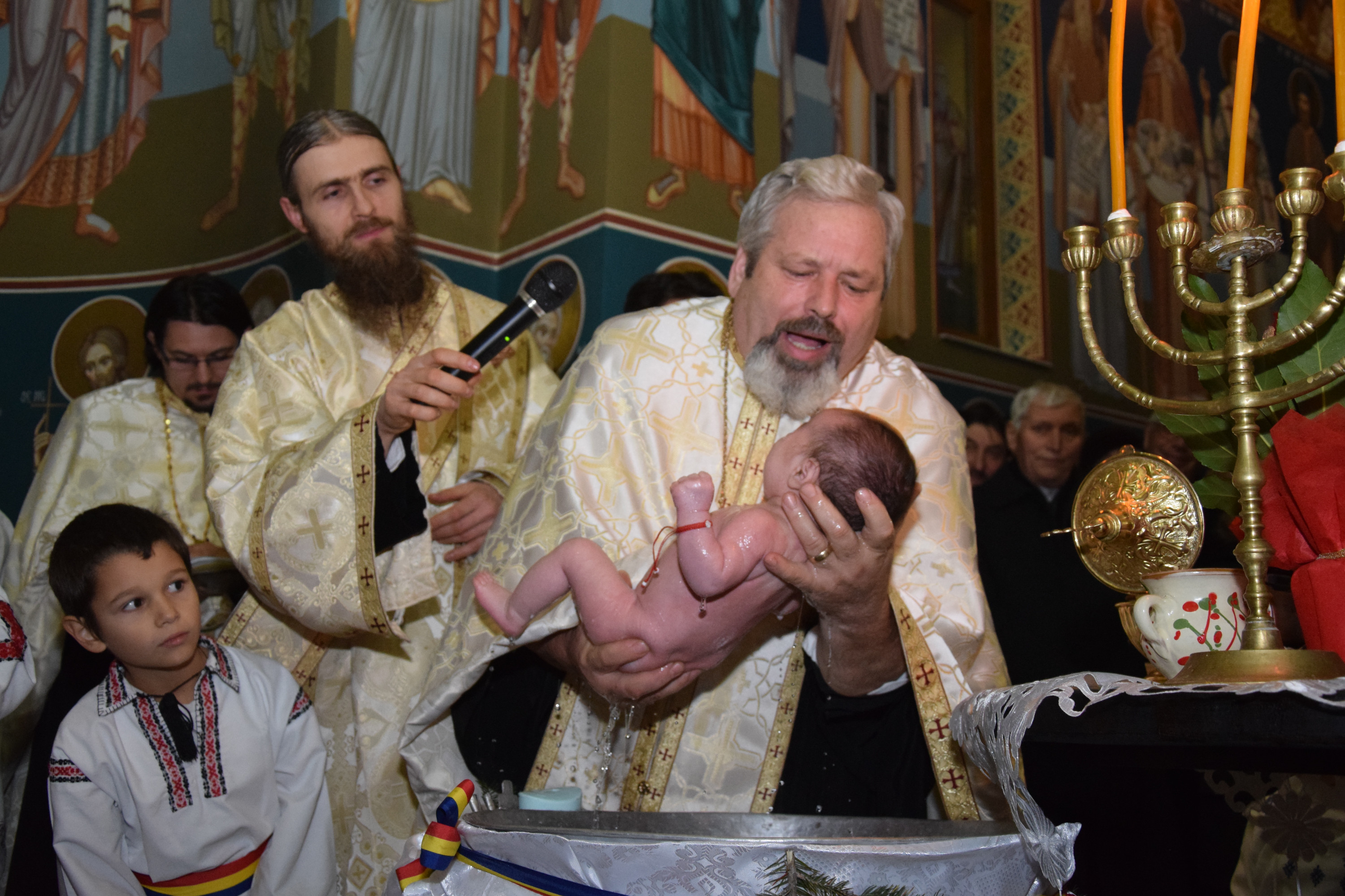 Slujba de încreştinare a pruncei Parascheva-Paisia, oficiată de IPS Părinte Mitropolit Teofan Slujba de încreştinare a pruncei Parascheva-Paisia, oficiată de IPS Părinte Mitropolit Teofan