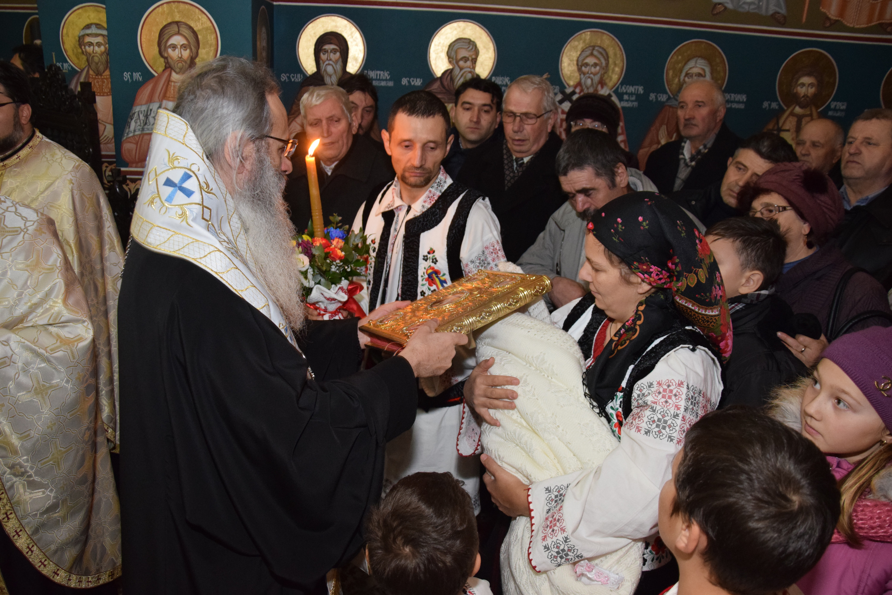 Slujba de încreştinare a pruncei Parascheva-Paisia, oficiată de IPS Părinte Mitropolit Teofan Slujba de încreştinare a pruncei Parascheva-Paisia, oficiată de IPS Părinte Mitropolit Teofan