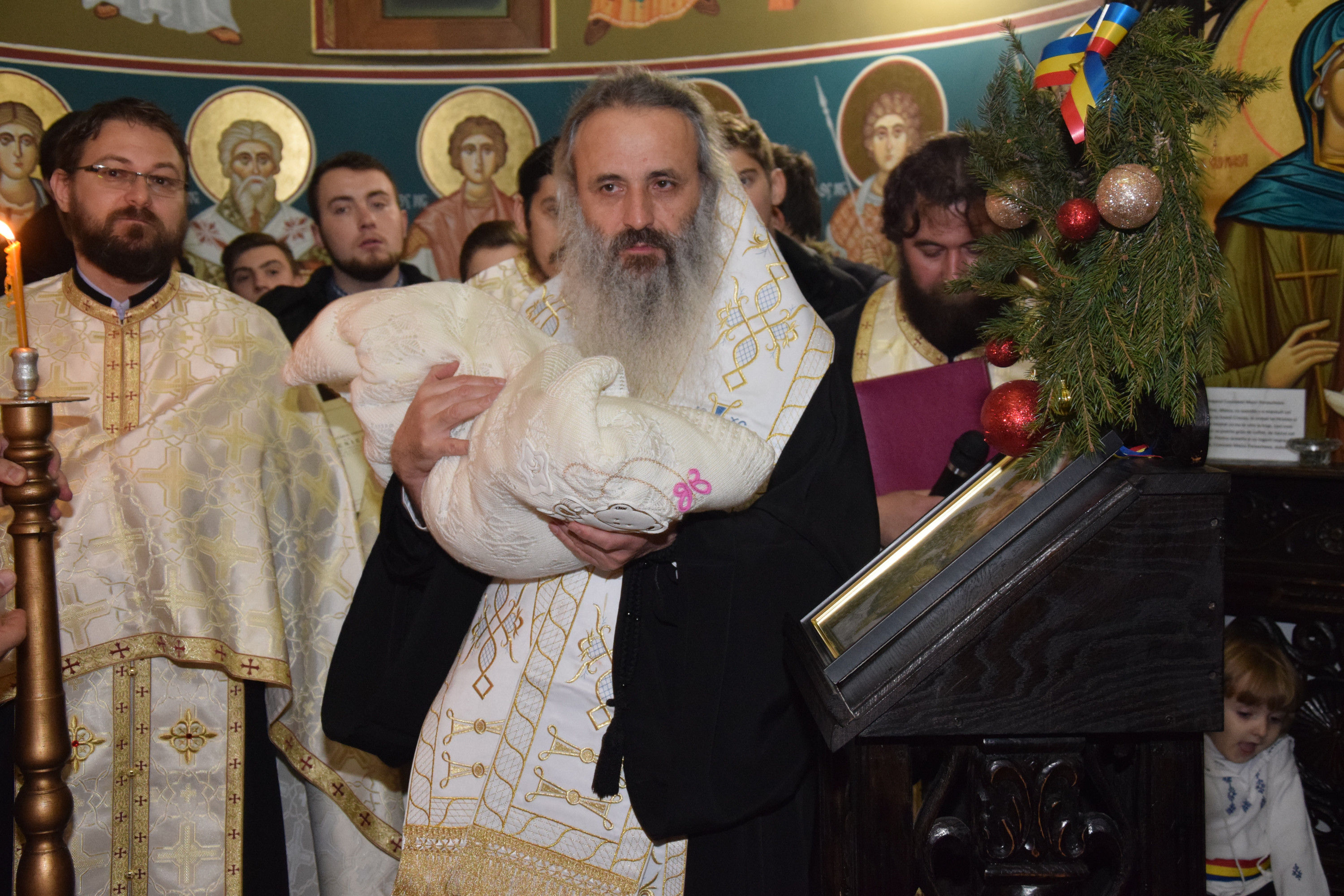 Slujba de încreştinare a pruncei Parascheva-Paisia, oficiată de IPS Părinte Mitropolit Teofan Slujba de încreştinare a pruncei Parascheva-Paisia, oficiată de IPS Părinte Mitropolit Teofan