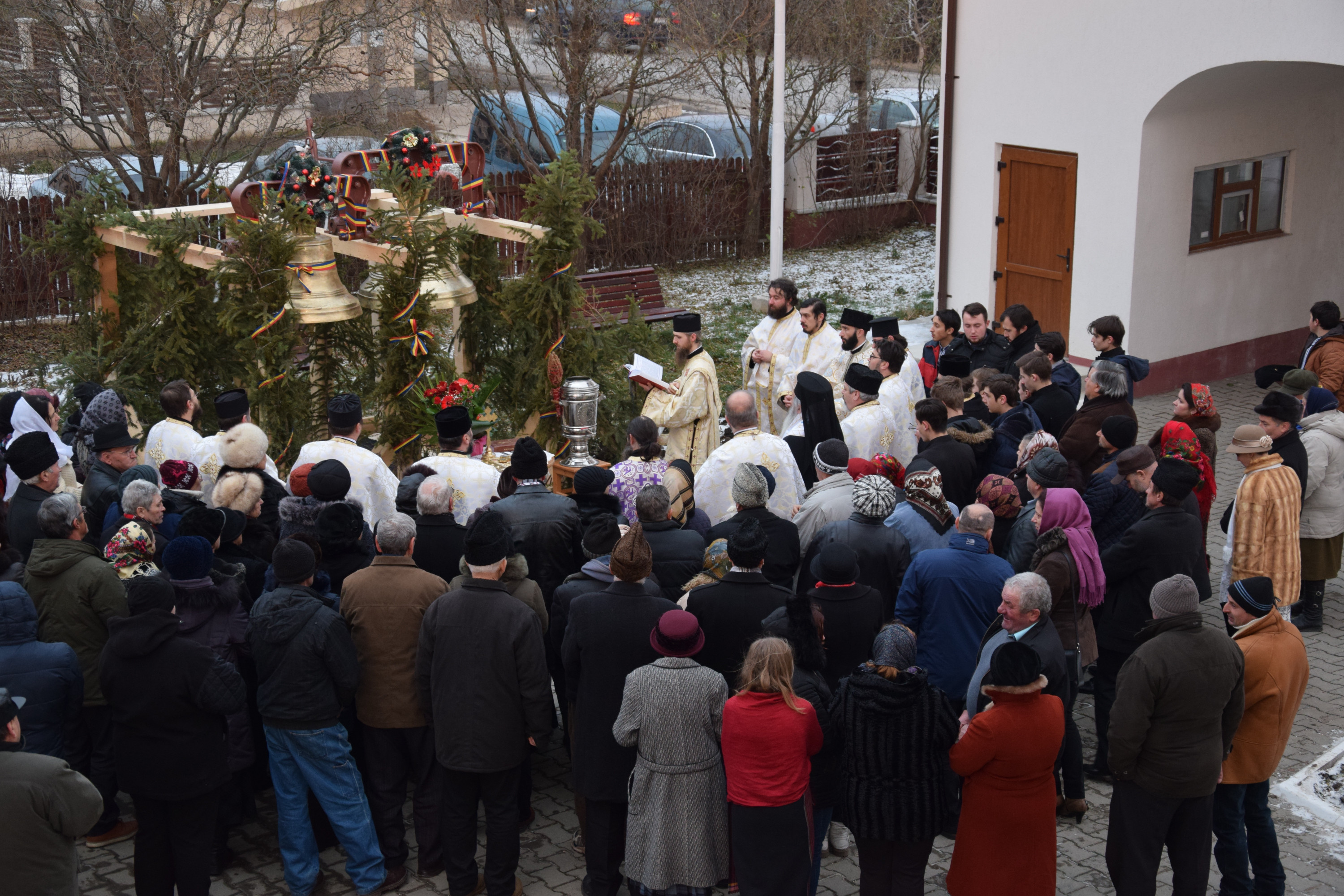 Slujba de încreştinare a pruncei Parascheva-Paisia, oficiată de IPS Părinte Mitropolit Teofan Slujba de încreştinare a pruncei Parascheva-Paisia, oficiată de IPS Părinte Mitropolit Teofan