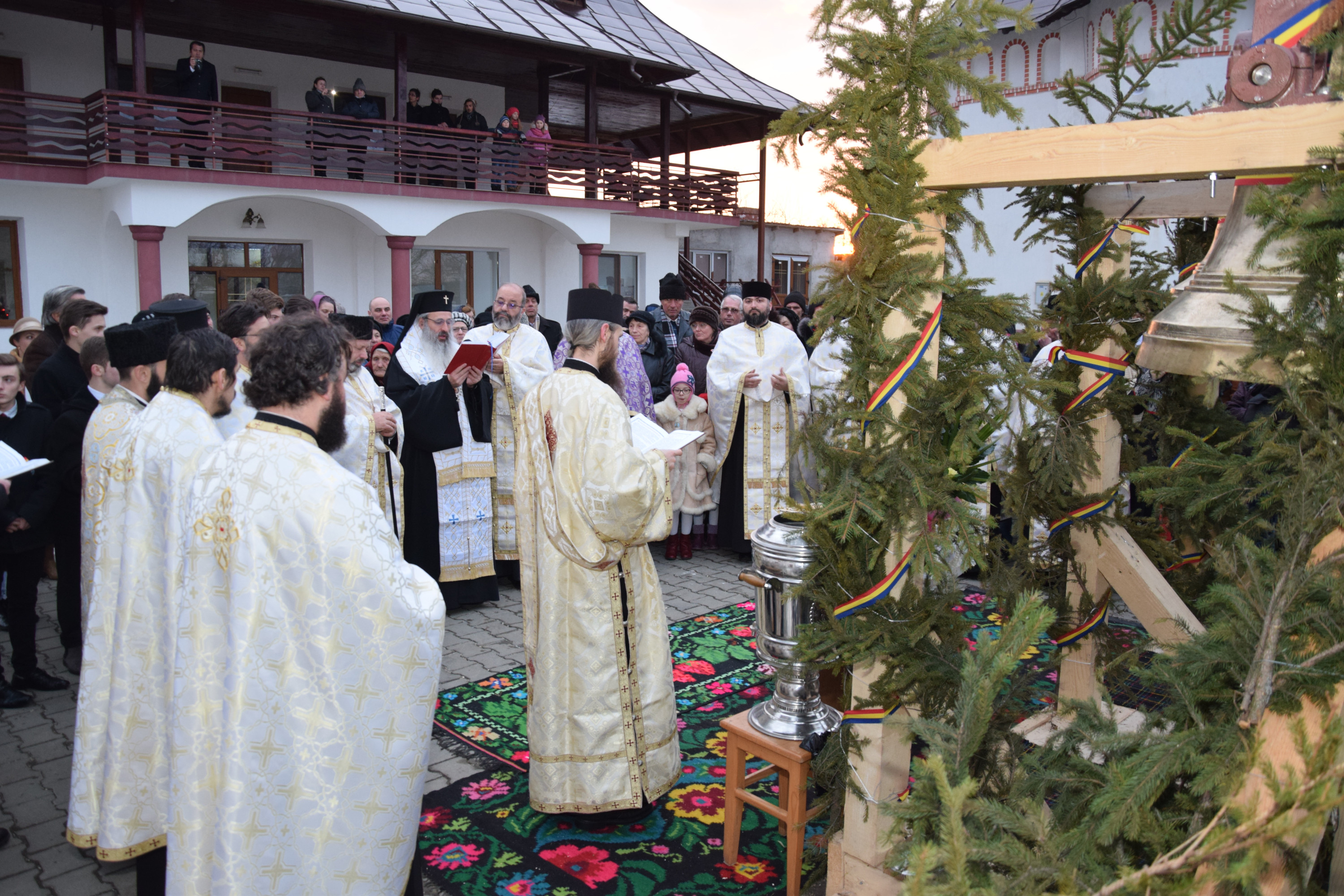 Slujba de încreştinare a pruncei Parascheva-Paisia, oficiată de IPS Părinte Mitropolit Teofan Slujba de încreştinare a pruncei Parascheva-Paisia, oficiată de IPS Părinte Mitropolit Teofan
