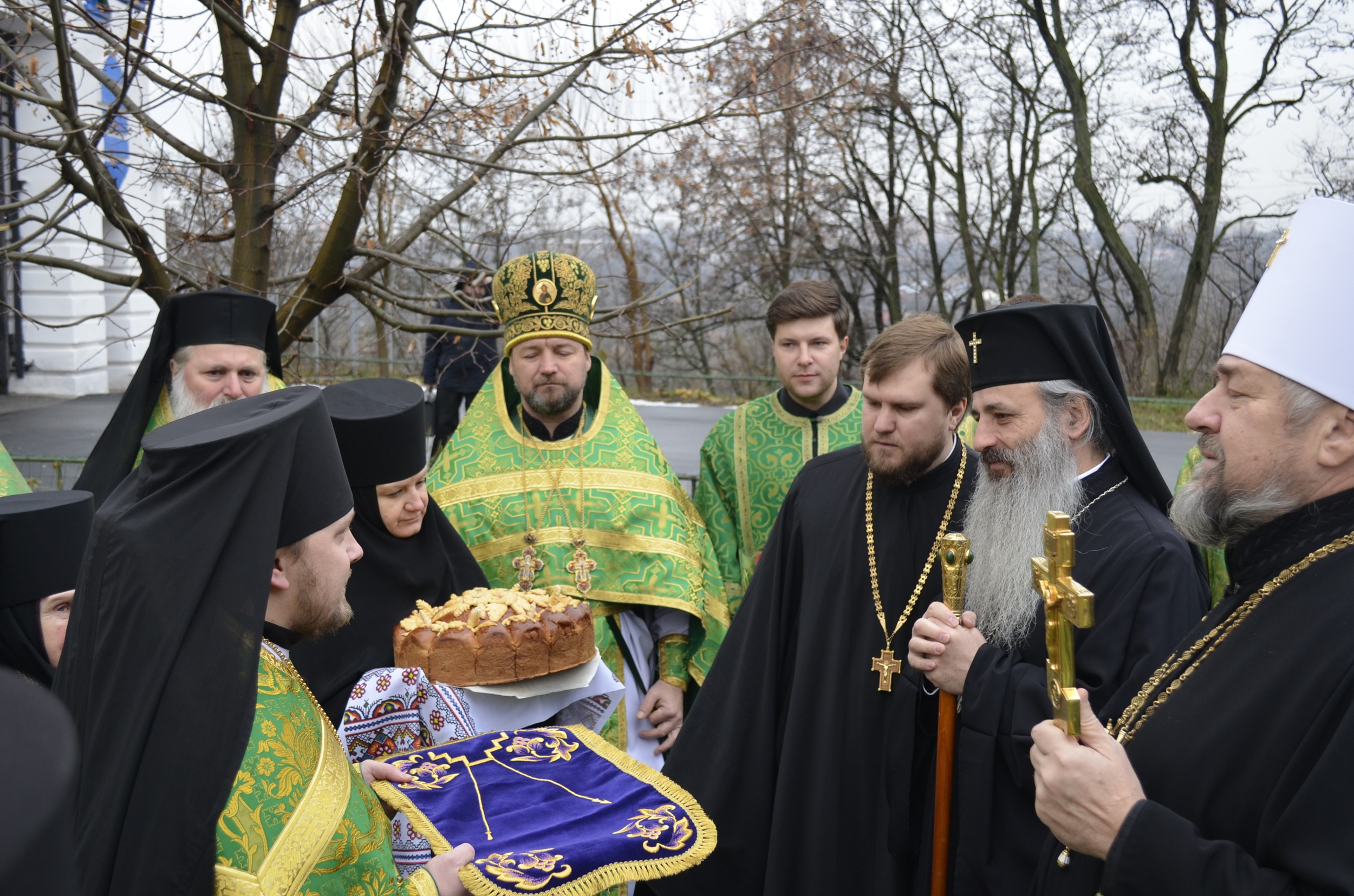 O părticică din moaștele Sfântului Paisie de la Neamț, dăruite Mănăstirii Poltava de IPS Părinte Mitropolit Teofan