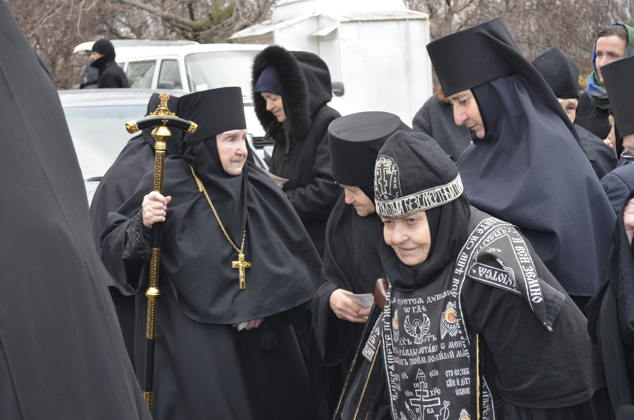 O părticică din moaștele Sfântului Paisie de la Neamț, dăruite Mănăstirii Poltava de IPS Părinte Mitropolit Teofan