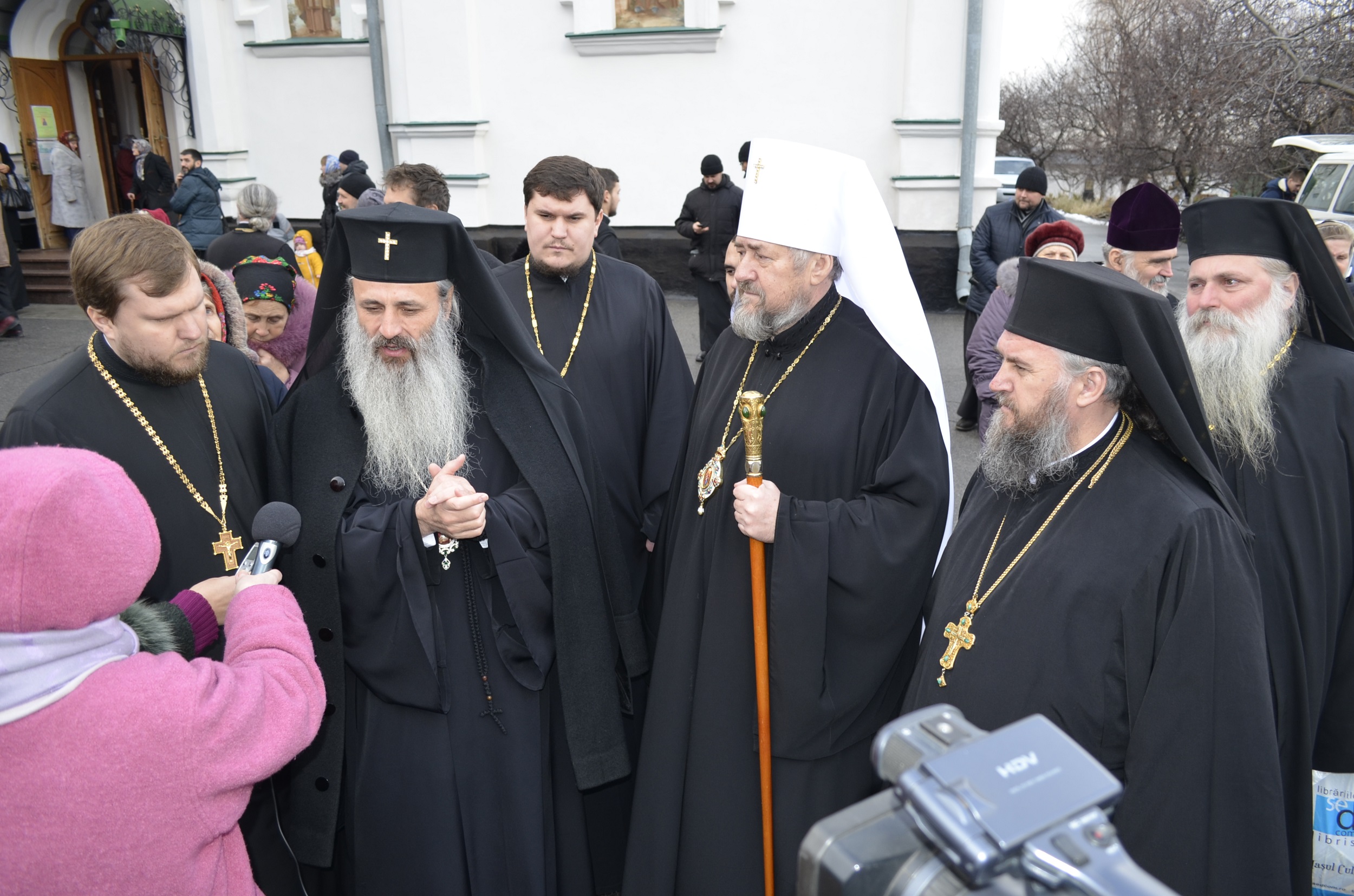 O părticică din moaștele Sfântului Paisie de la Neamț, dăruite Mănăstirii Poltava de IPS Părinte Mitropolit Teofan