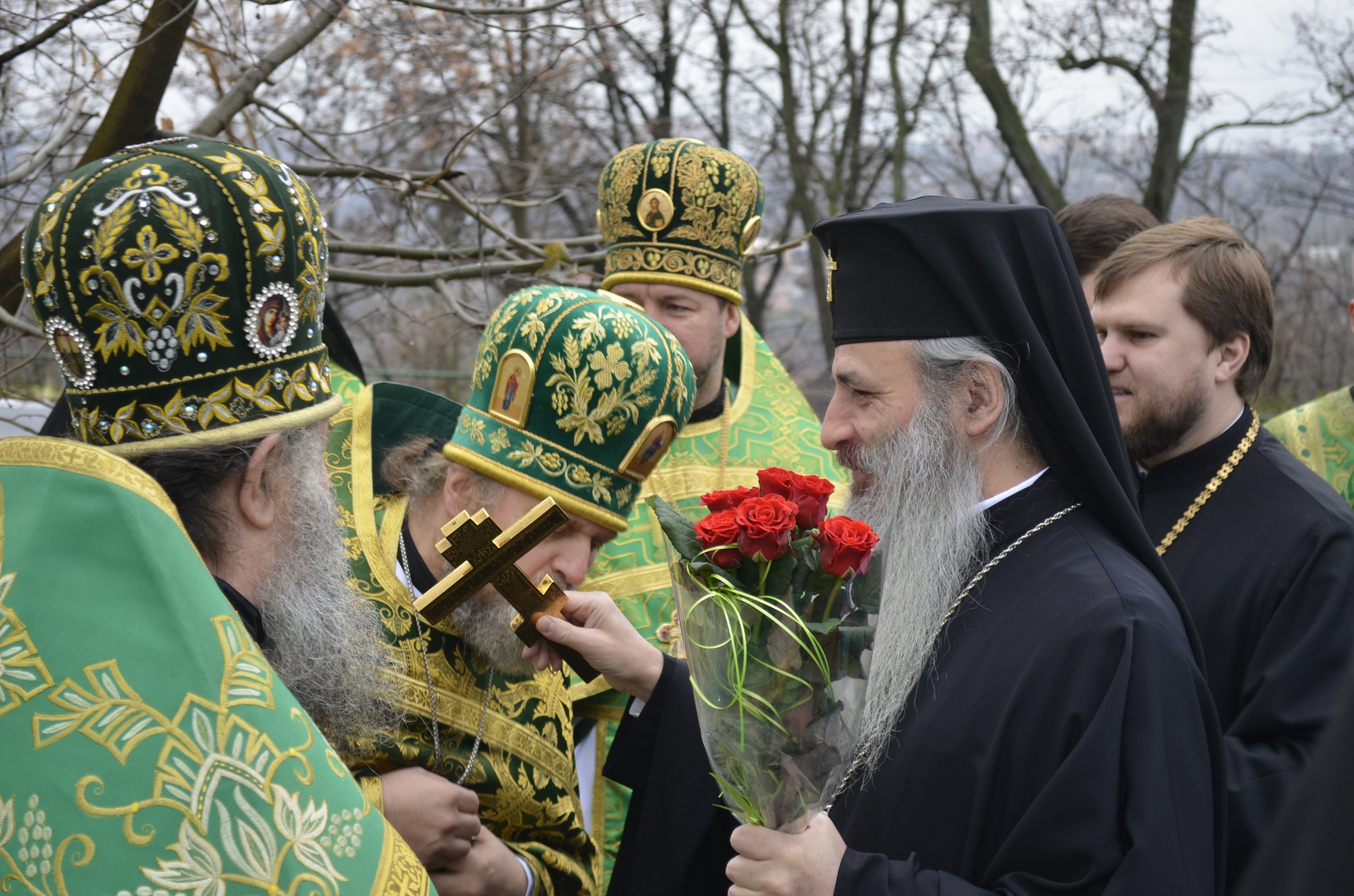 O părticică din moaștele Sfântului Paisie de la Neamț, dăruite Mănăstirii Poltava de IPS Părinte Mitropolit Teofan