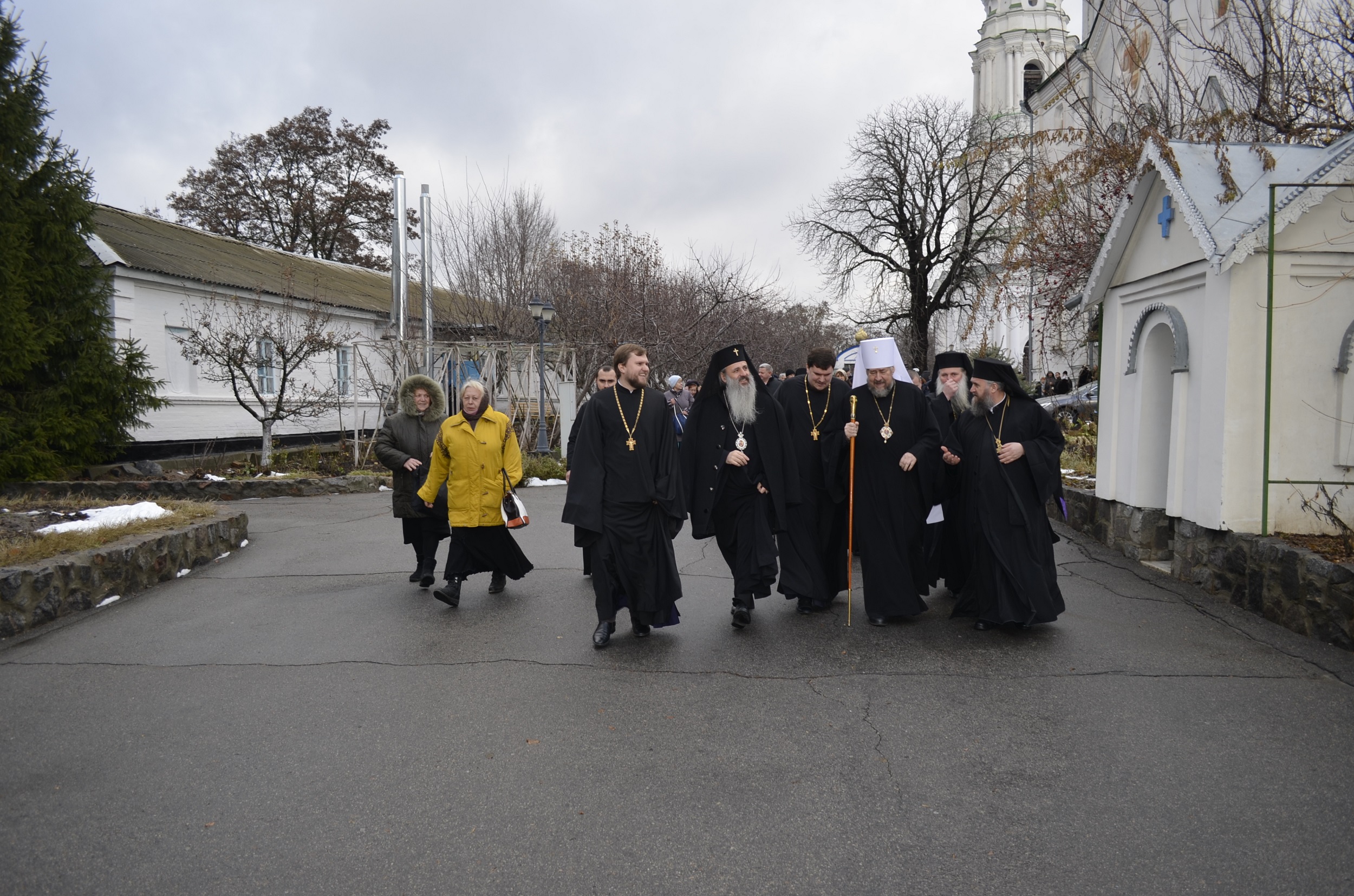 O părticică din moaștele Sfântului Paisie de la Neamț, dăruite Mănăstirii Poltava de IPS Părinte Mitropolit Teofan