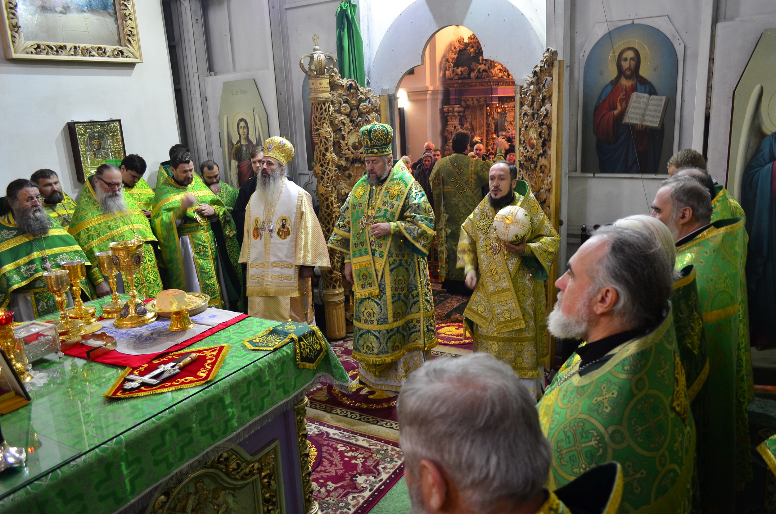 O părticică din moaștele Sfântului Paisie de la Neamț, dăruite Mănăstirii Poltava de IPS Părinte Mitropolit Teofan