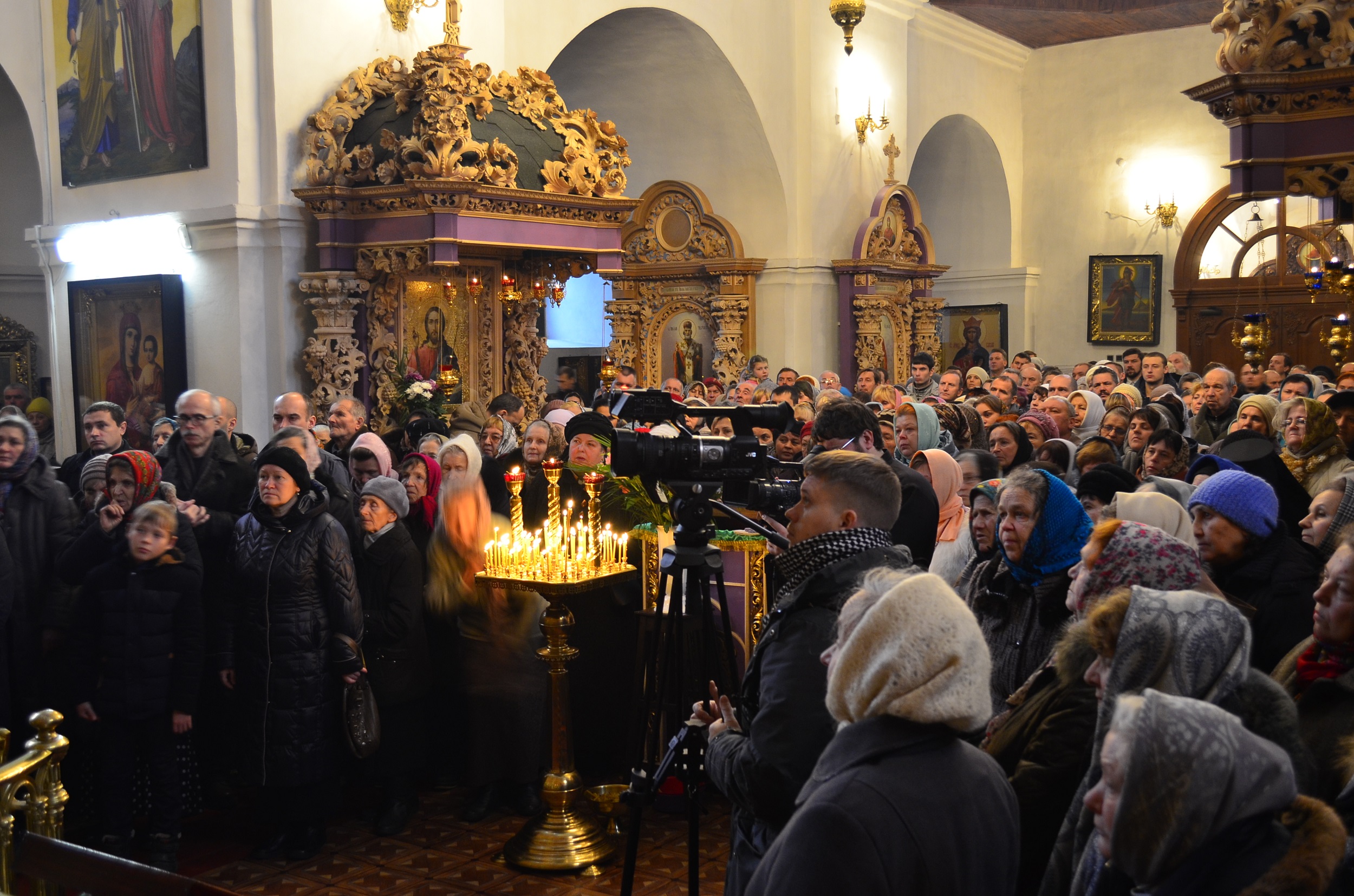 O părticică din moaștele Sfântului Paisie de la Neamț, dăruite Mănăstirii Poltava de IPS Părinte Mitropolit Teofan