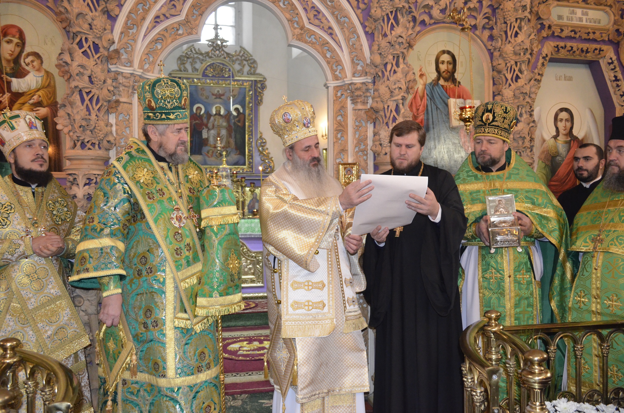 O părticică din moaștele Sfântului Paisie de la Neamț, dăruite Mănăstirii Poltava de IPS Părinte Mitropolit Teofan