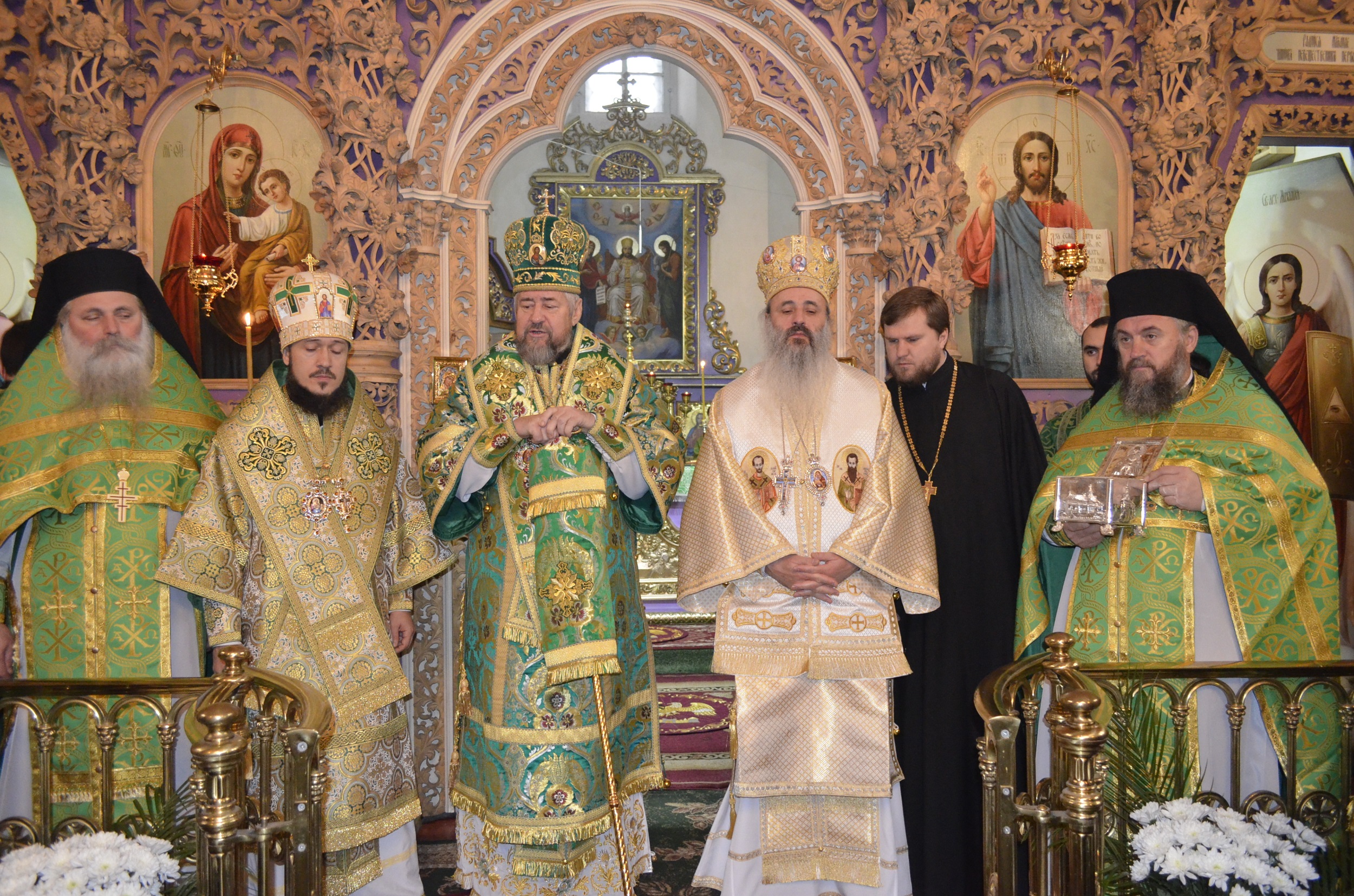 O părticică din moaștele Sfântului Paisie de la Neamț, dăruite Mănăstirii Poltava de IPS Părinte Mitropolit Teofan