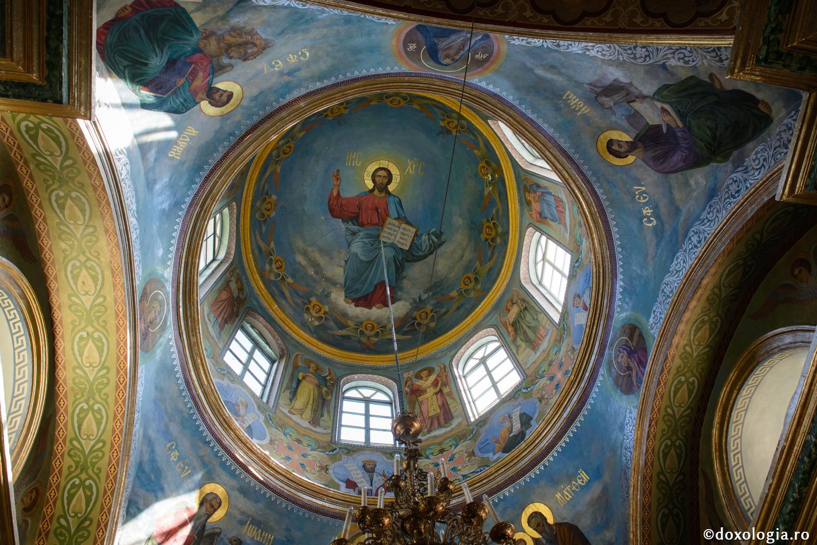 Masca evlaviei și revolta conștiinței