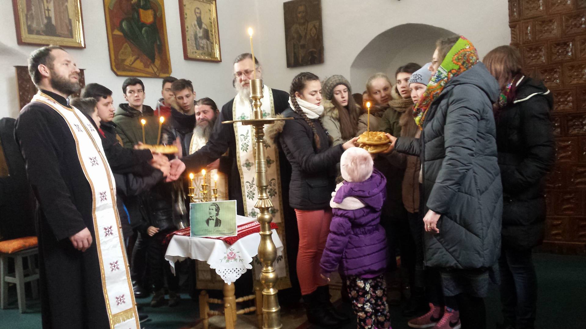 Tinerii din ATOR Hârlău l-au comemorat pe Mihai Eminescu la Mănăstirea Lacuri