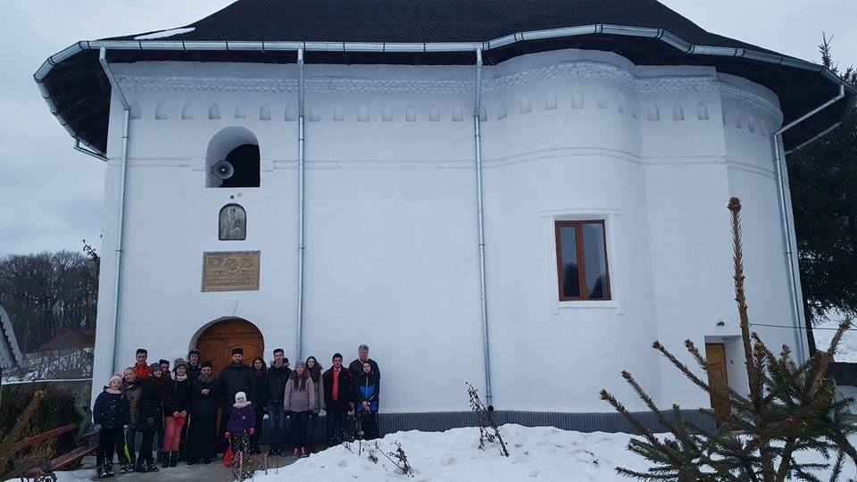 Tinerii din ATOR Hârlău l-au comemorat pe Mihai Eminescu la Mănăstirea Lacuri