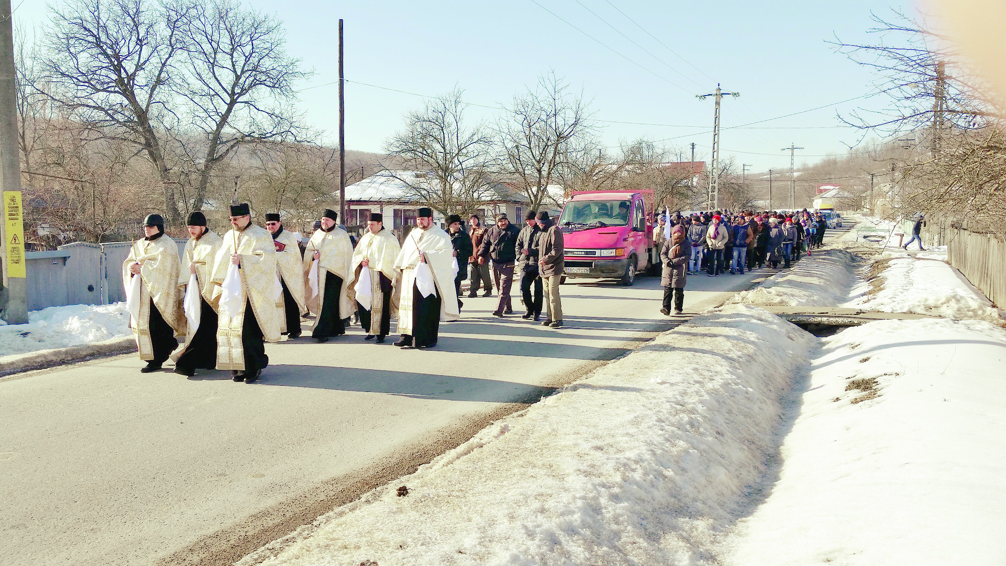 Slujbă de înhumare pentru copiii ce şi-au pierdut viaţa în incendiul din comuna Parava