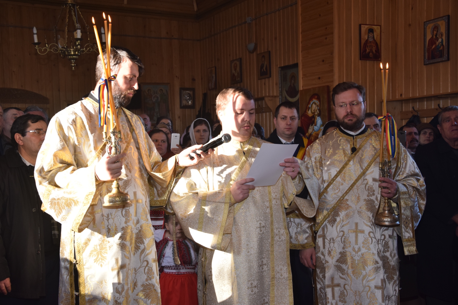 Liturghie arhierească şi sfinţire de casă socială în filia Lunca Moldovei a Parohiei Zvoroneşti