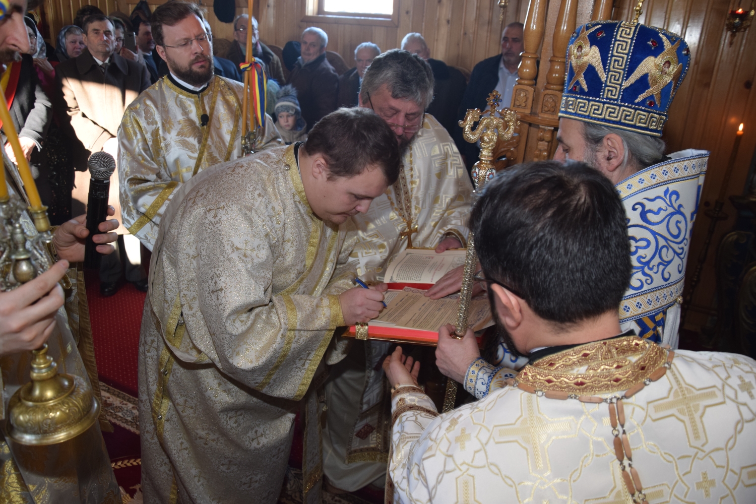 Liturghie arhierească şi sfinţire de casă socială în filia Lunca Moldovei a Parohiei Zvoroneşti