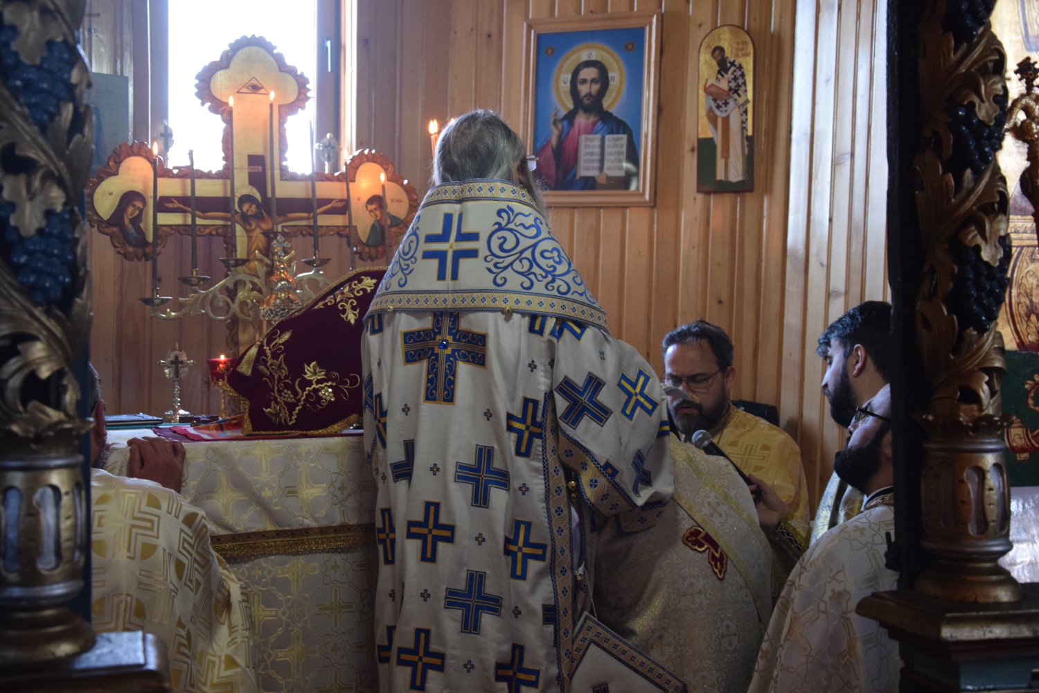 Liturghie arhierească şi sfinţire de casă socială în filia Lunca Moldovei a Parohiei Zvoroneşti