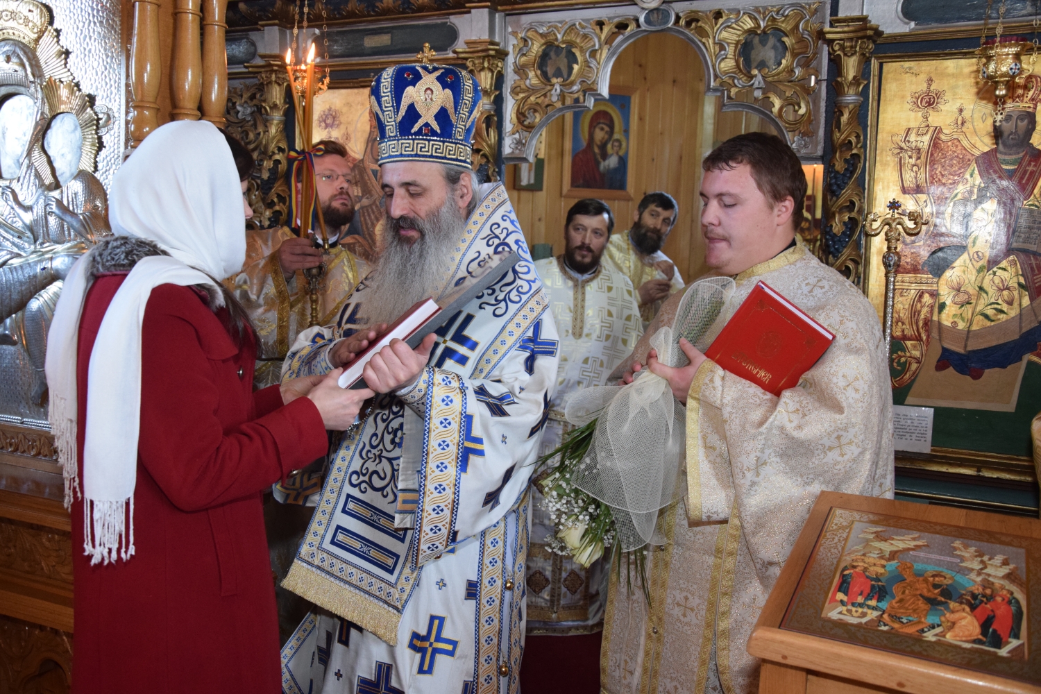 Liturghie arhierească şi sfinţire de casă socială în filia Lunca Moldovei a Parohiei Zvoroneşti