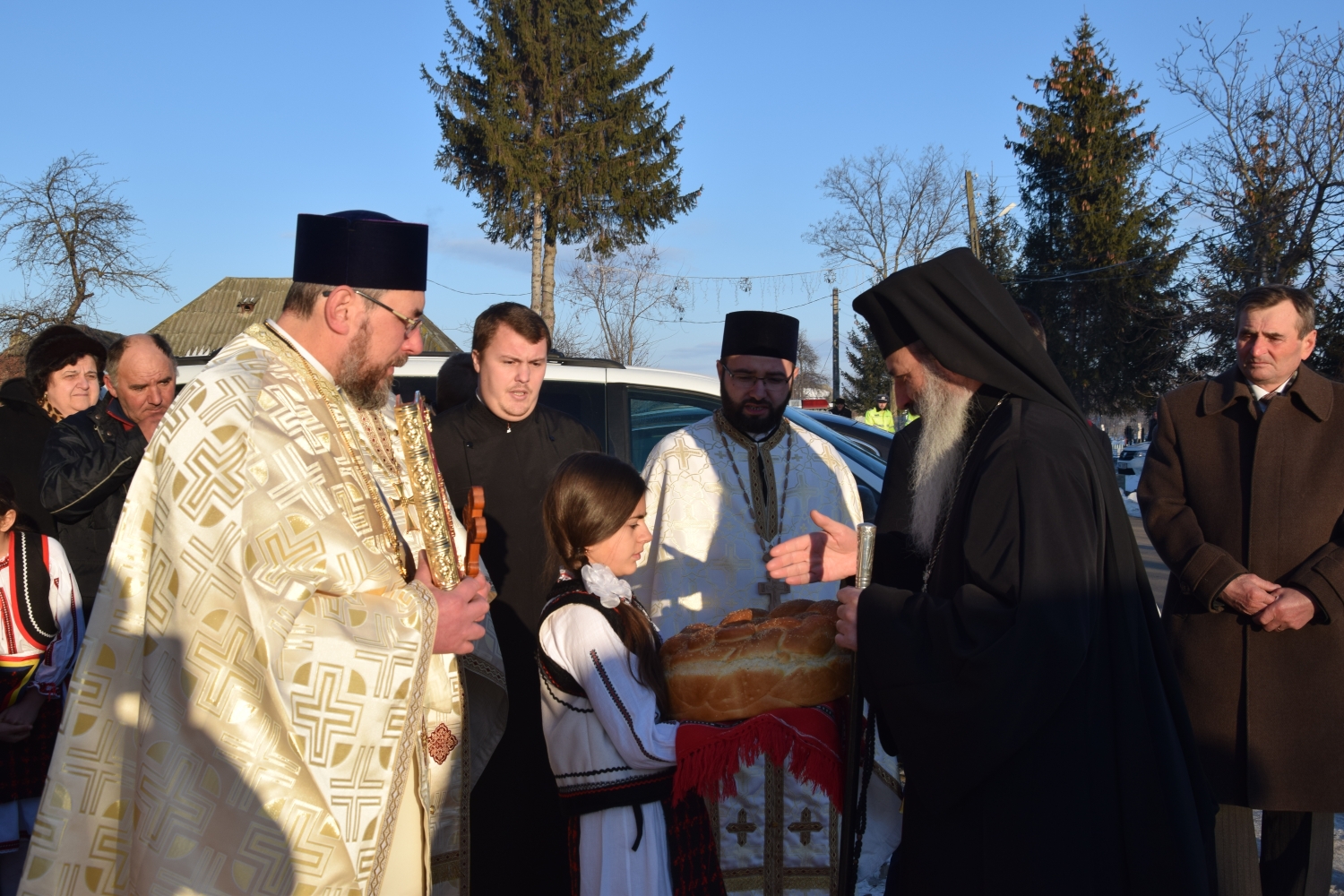 Liturghie arhierească şi sfinţire de casă socială în filia Lunca Moldovei a Parohiei Zvoroneşti