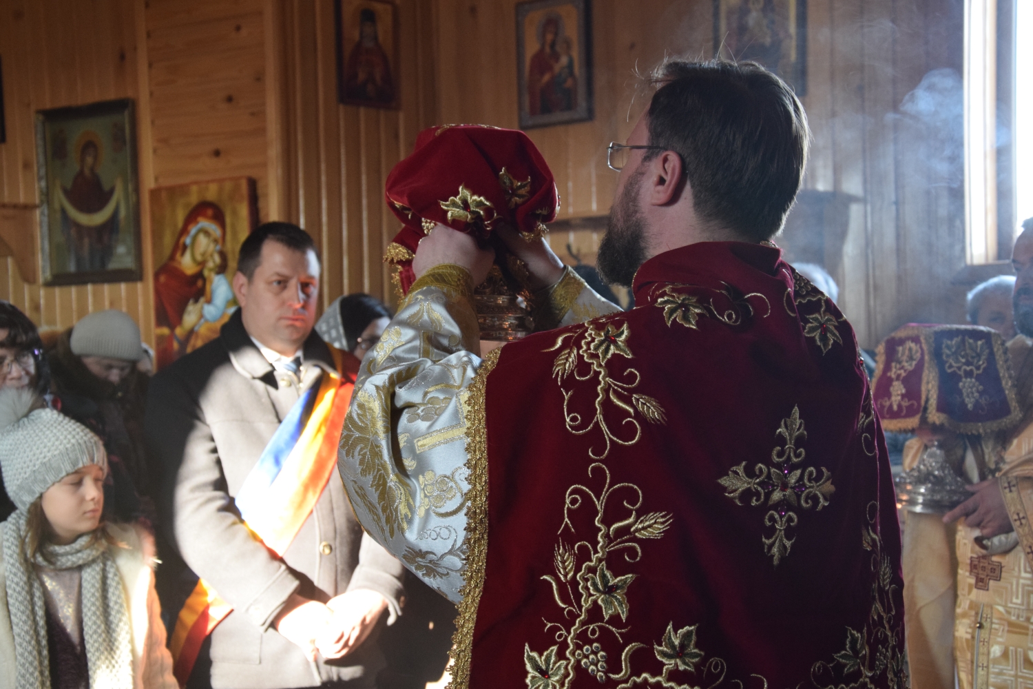 Liturghie arhierească şi sfinţire de casă socială în filia Lunca Moldovei a Parohiei Zvoroneşti