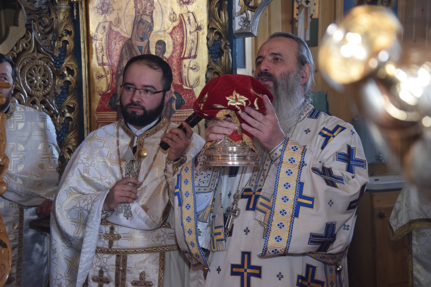 Liturghie arhierească şi sfinţire de casă socială în filia Lunca Moldovei a Parohiei Zvoroneşti