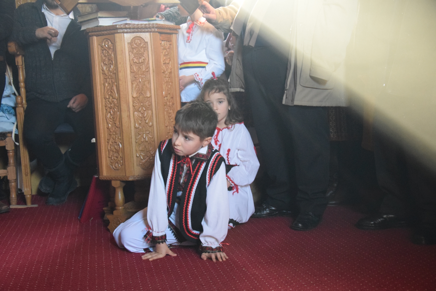 Liturghie arhierească şi sfinţire de casă socială în filia Lunca Moldovei a Parohiei Zvoroneşti