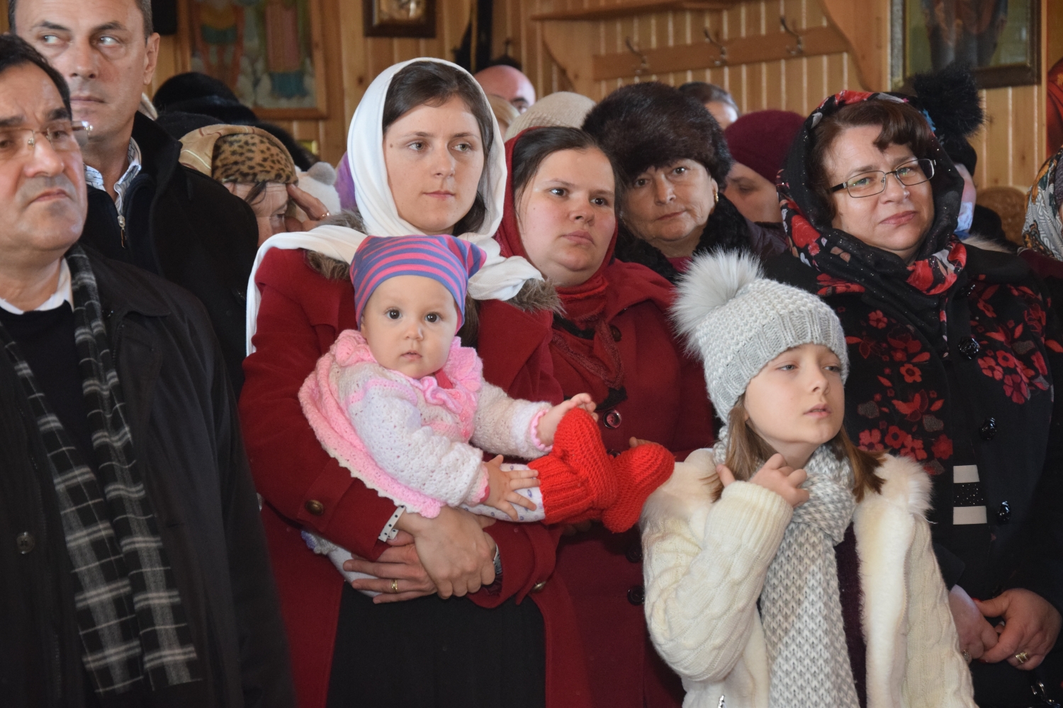 Liturghie arhierească şi sfinţire de casă socială în filia Lunca Moldovei a Parohiei Zvoroneşti