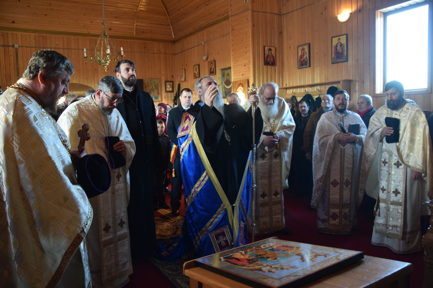 Liturghie arhierească şi sfinţire de casă socială în filia Lunca Moldovei a Parohiei Zvoroneşti