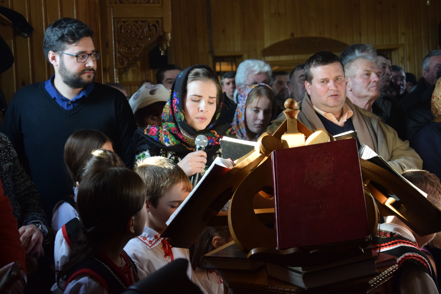 Liturghie arhierească şi sfinţire de casă socială în filia Lunca Moldovei a Parohiei Zvoroneşti