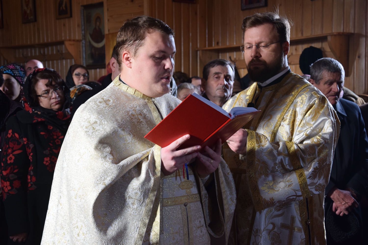 Liturghie arhierească şi sfinţire de casă socială în filia Lunca Moldovei a Parohiei Zvoroneşti