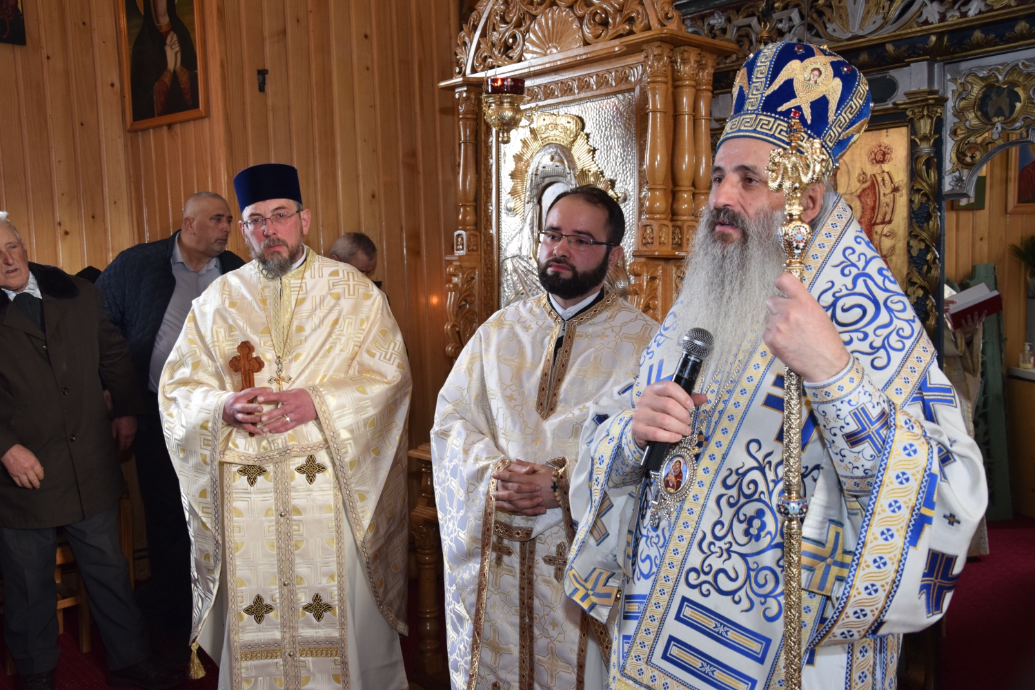 Liturghie arhierească şi sfinţire de casă socială în filia Lunca Moldovei a Parohiei Zvoroneşti