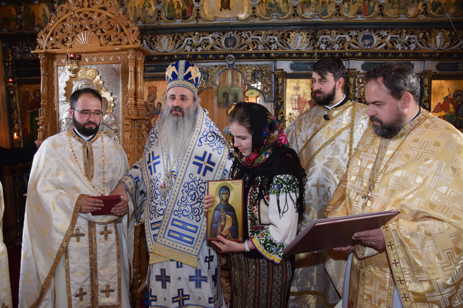 Liturghie arhierească şi sfinţire de casă socială în filia Lunca Moldovei a Parohiei Zvoroneşti