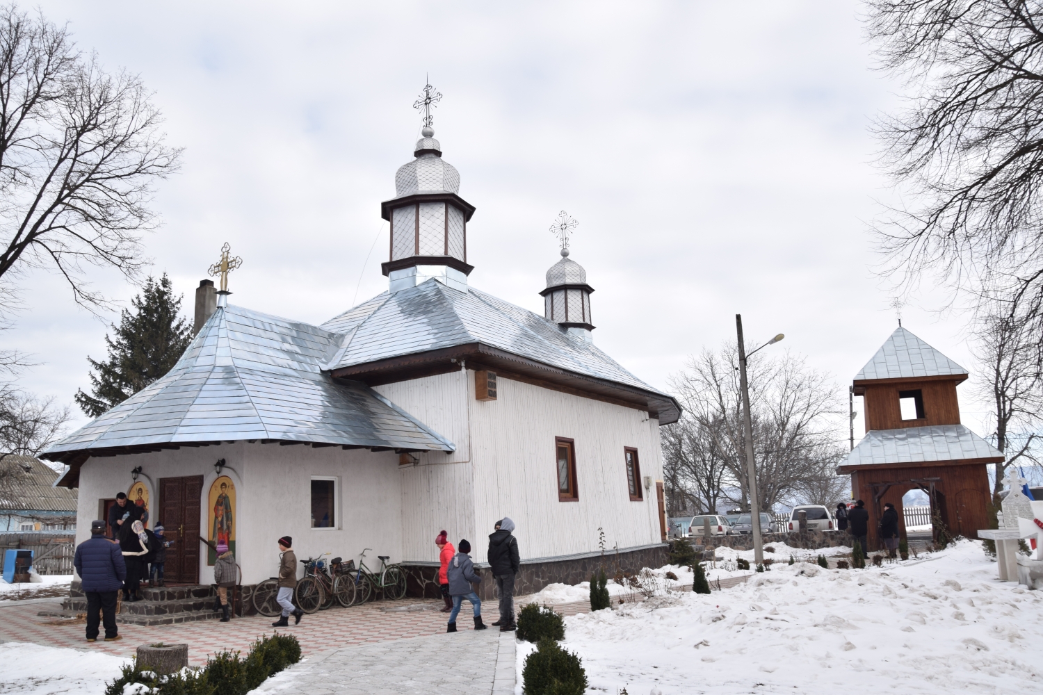 Liturghie arhierească şi sfinţire de casă socială în filia Lunca Moldovei a Parohiei Zvoroneşti