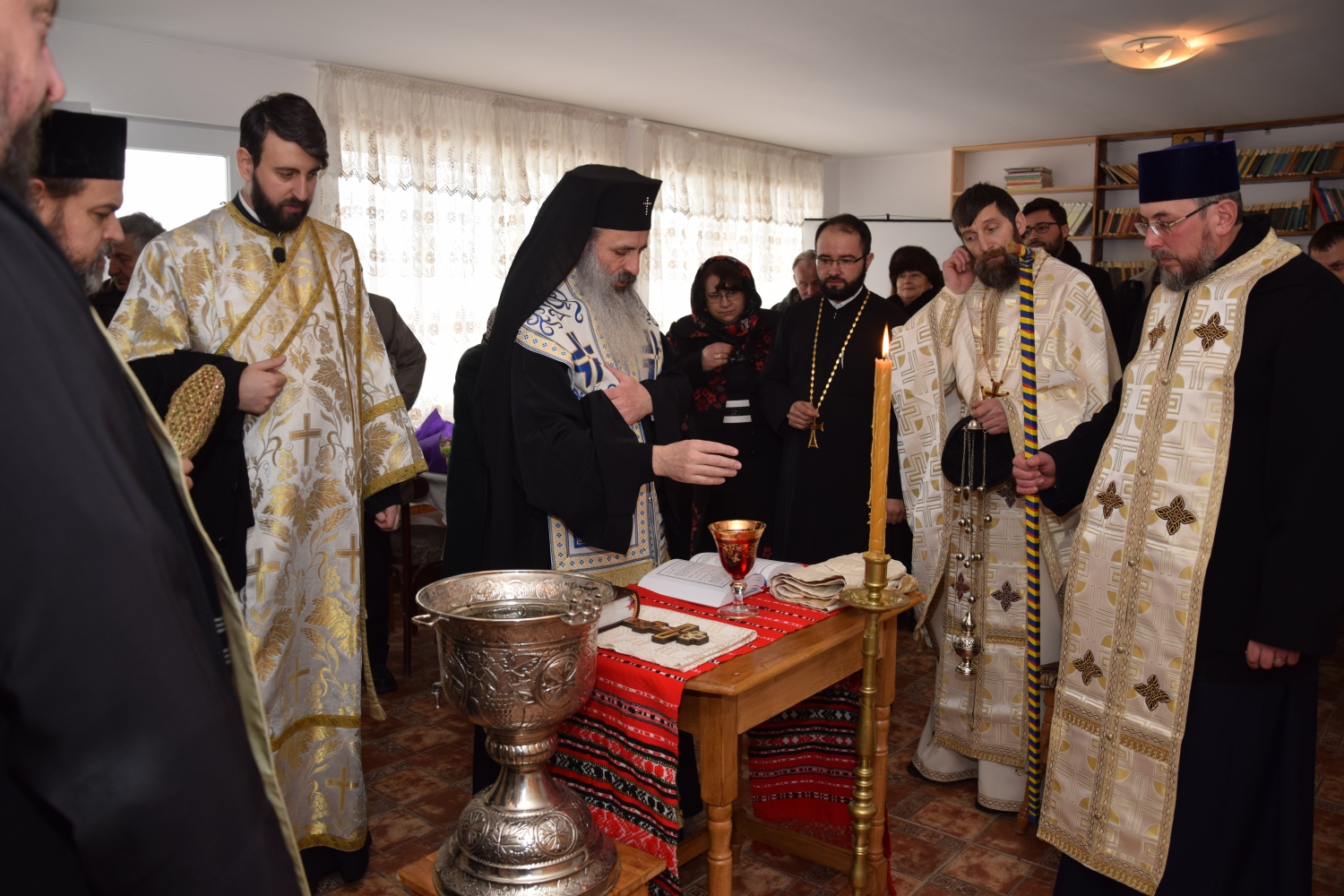 Liturghie arhierească şi sfinţire de casă socială în filia Lunca Moldovei a Parohiei Zvoroneşti