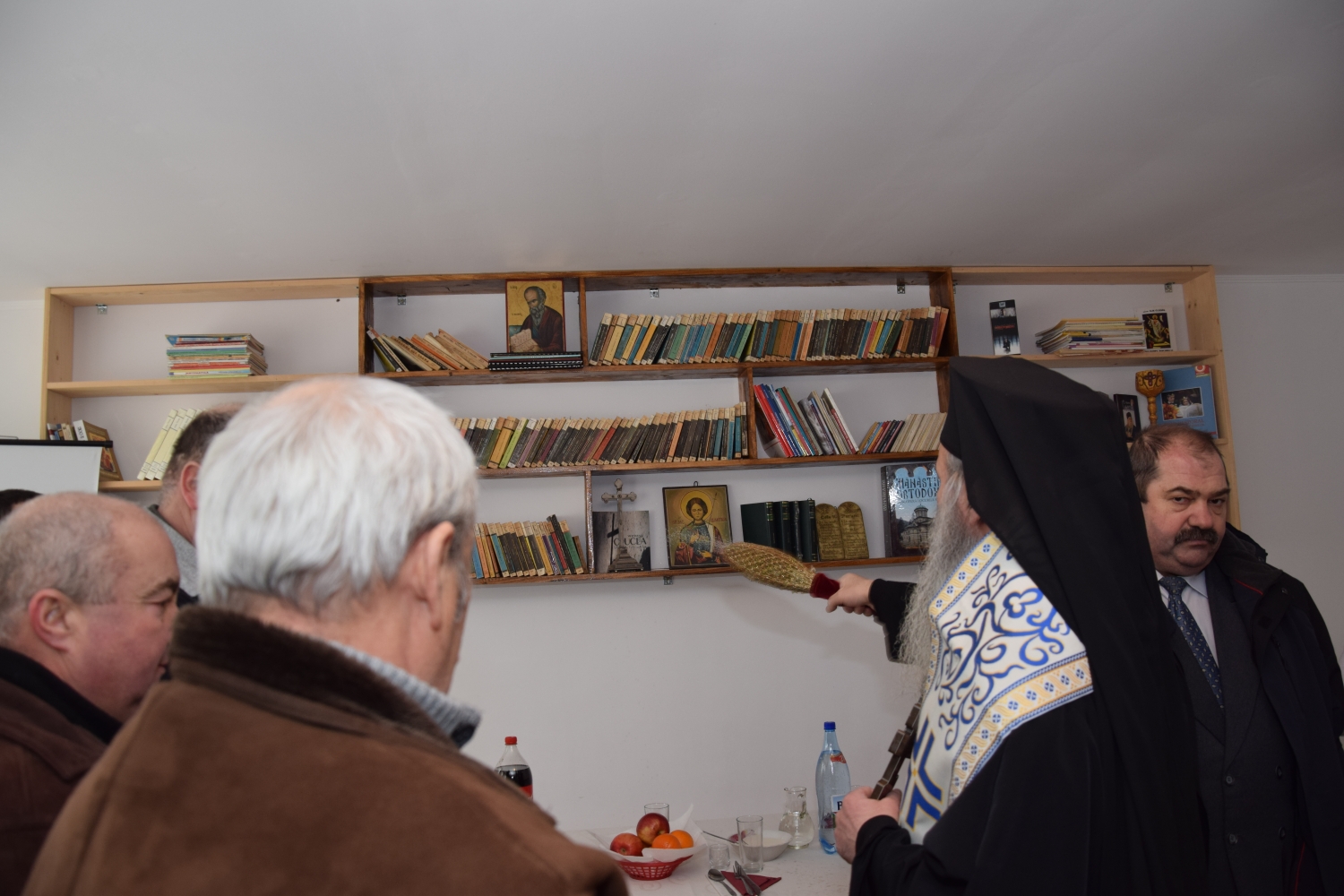 Liturghie arhierească şi sfinţire de casă socială în filia Lunca Moldovei a Parohiei Zvoroneşti