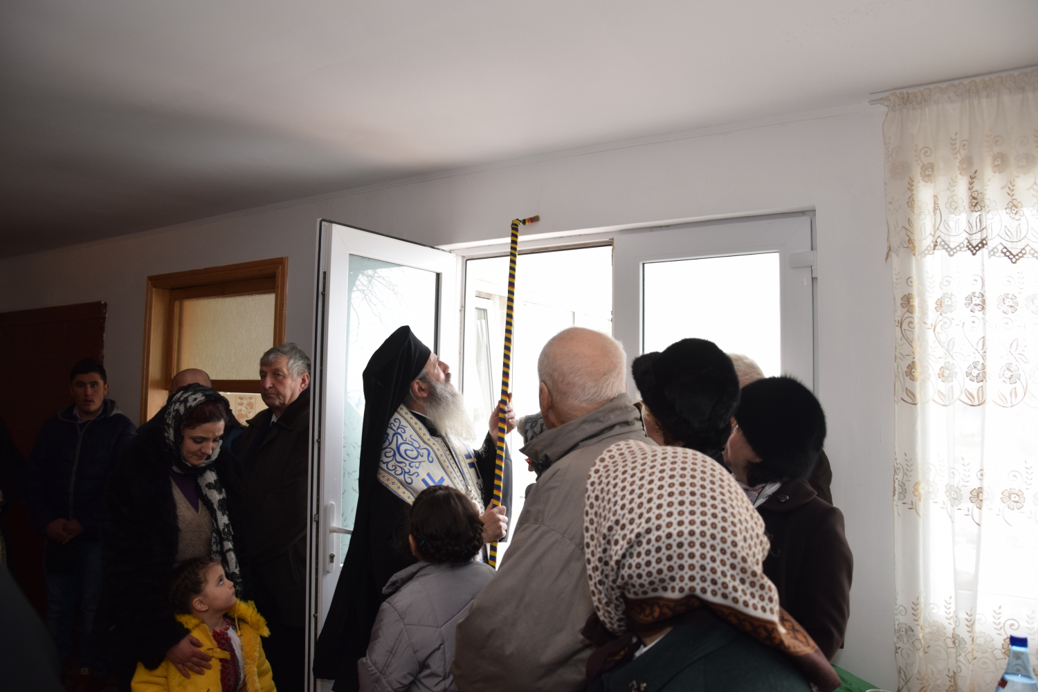 Liturghie arhierească şi sfinţire de casă socială în filia Lunca Moldovei a Parohiei Zvoroneşti