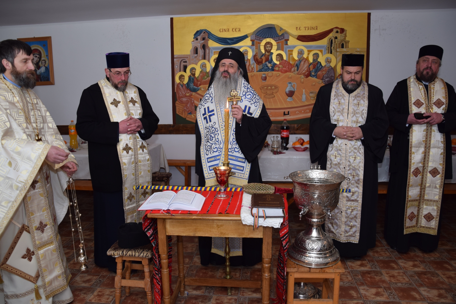 Liturghie arhierească şi sfinţire de casă socială în filia Lunca Moldovei a Parohiei Zvoroneşti