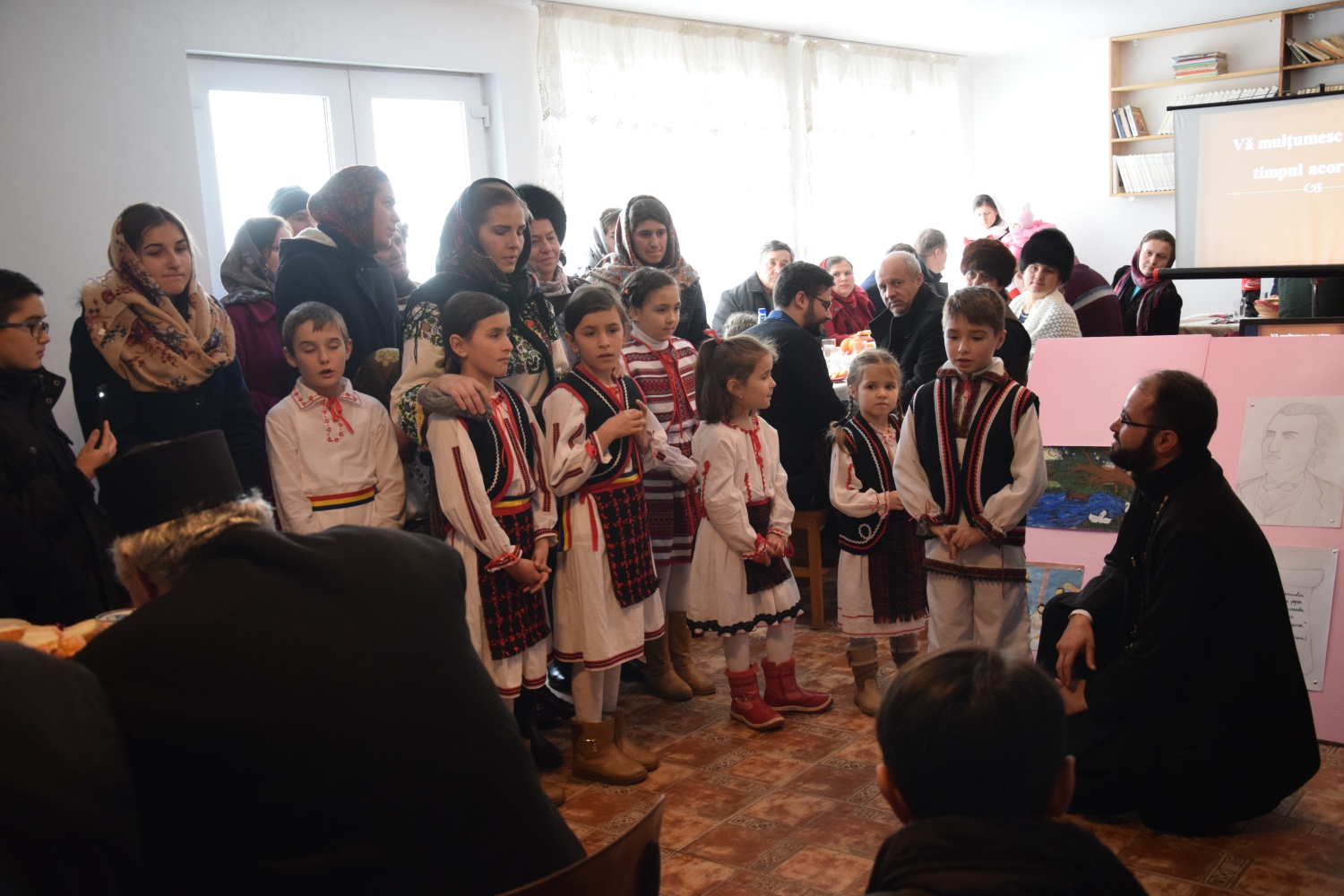 Liturghie arhierească şi sfinţire de casă socială în filia Lunca Moldovei a Parohiei Zvoroneşti