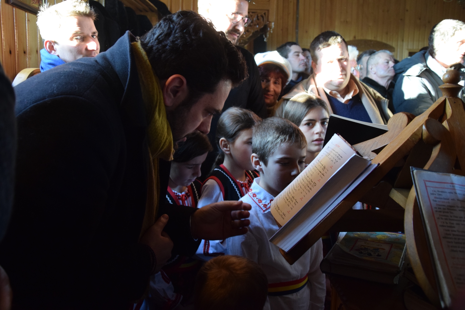 Liturghie arhierească şi sfinţire de casă socială în filia Lunca Moldovei a Parohiei Zvoroneşti