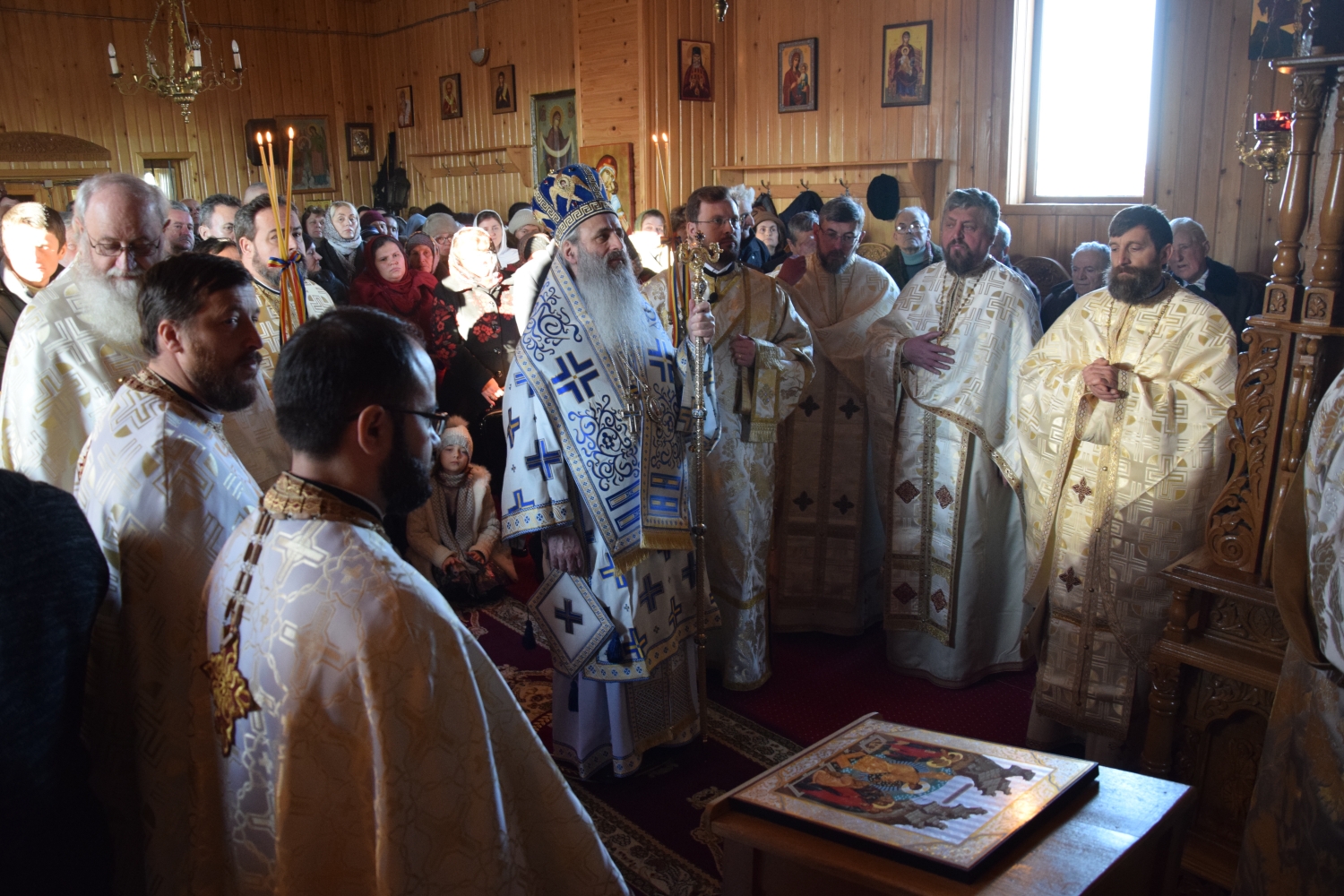 Liturghie arhierească şi sfinţire de casă socială în filia Lunca Moldovei a Parohiei Zvoroneşti