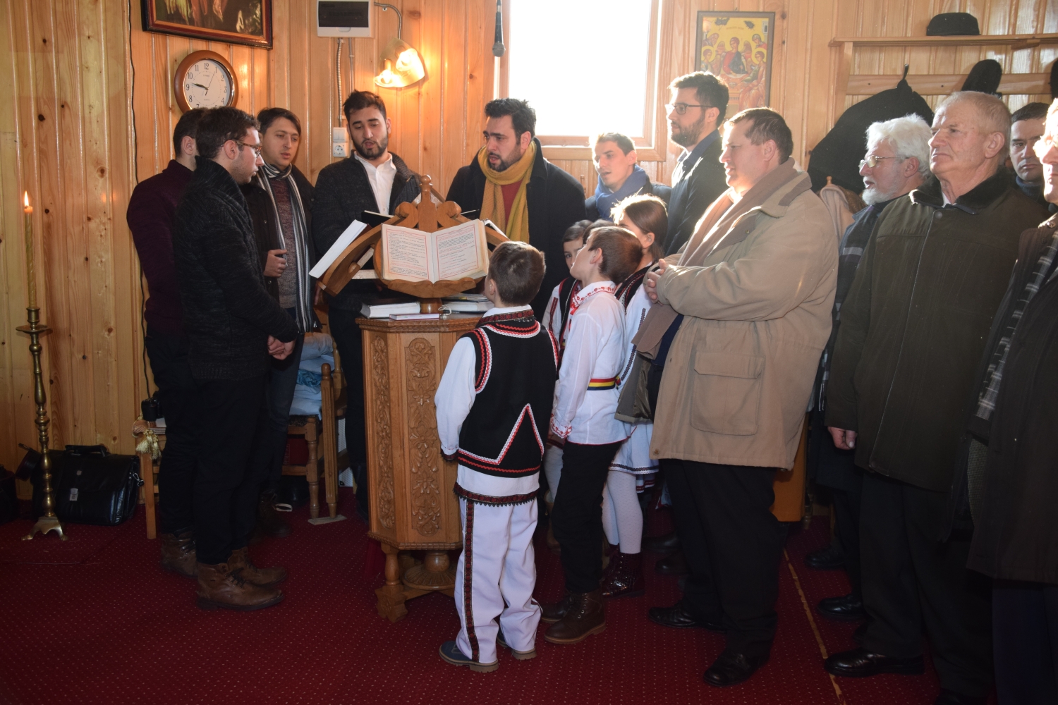 Liturghie arhierească şi sfinţire de casă socială în filia Lunca Moldovei a Parohiei Zvoroneşti