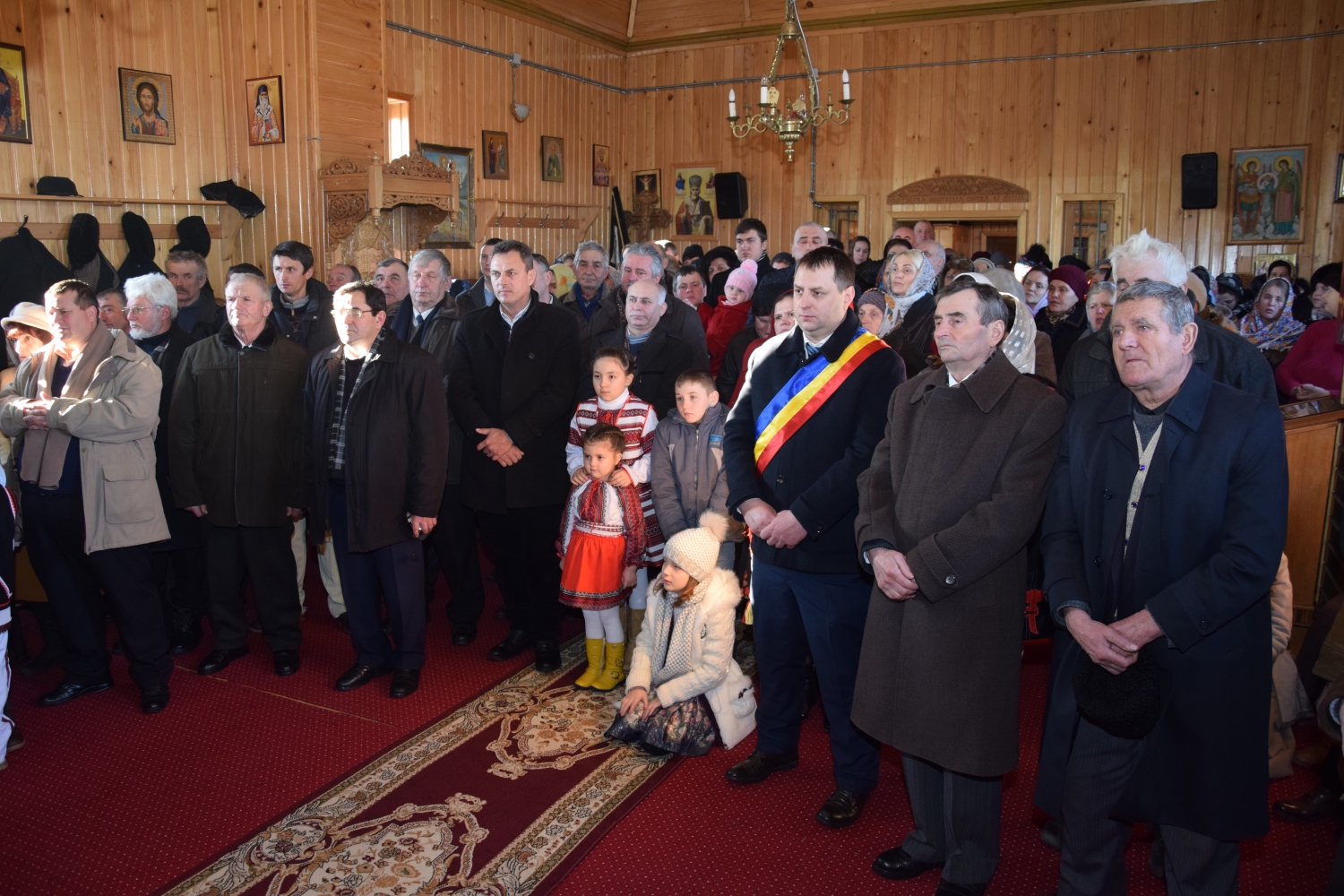 Liturghie arhierească şi sfinţire de casă socială în filia Lunca Moldovei a Parohiei Zvoroneşti