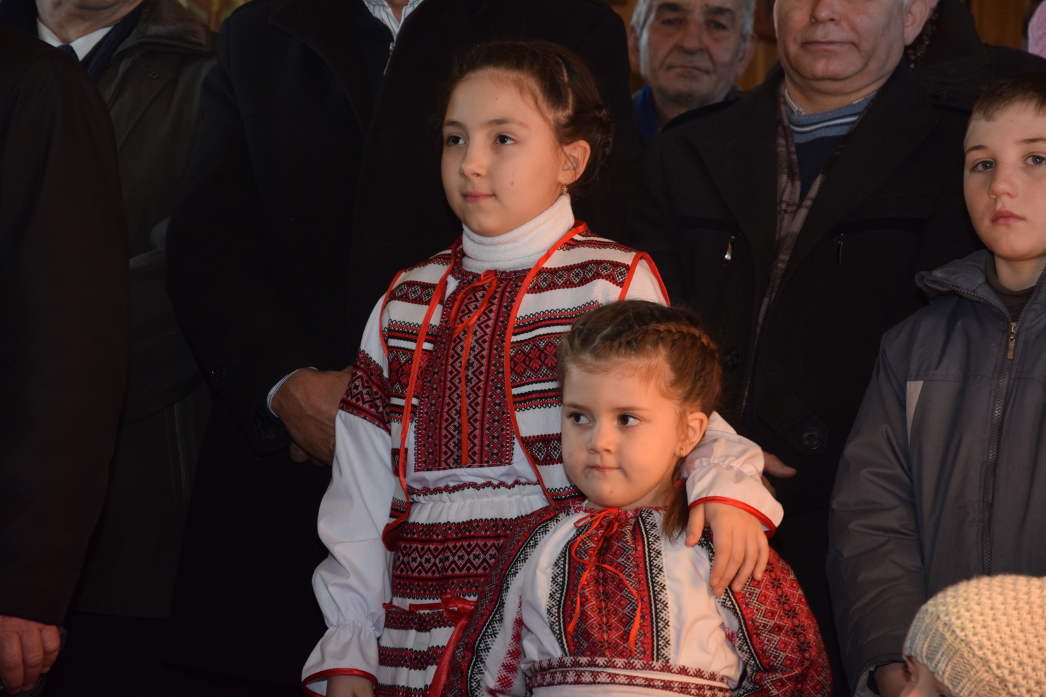 Liturghie arhierească şi sfinţire de casă socială în filia Lunca Moldovei a Parohiei Zvoroneşti