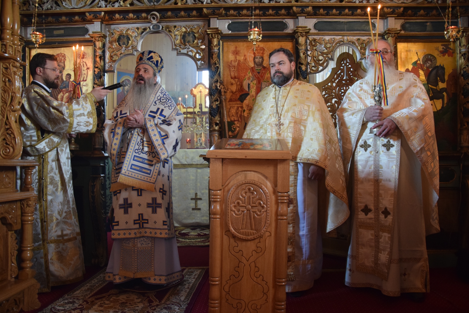 Liturghie arhierească şi sfinţire de casă socială în filia Lunca Moldovei a Parohiei Zvoroneşti