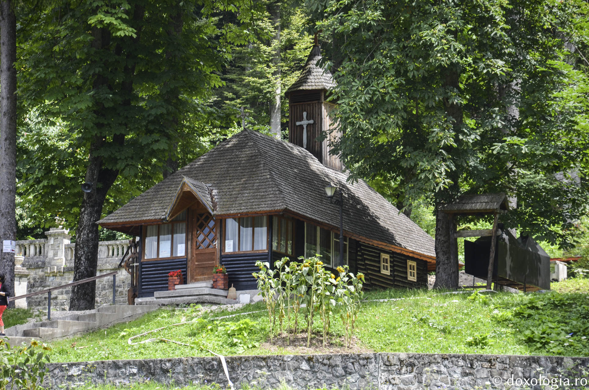 (Foto) Biserica Sfântul Gheorghe de la Palatul Cantacuzino – Bușteni
